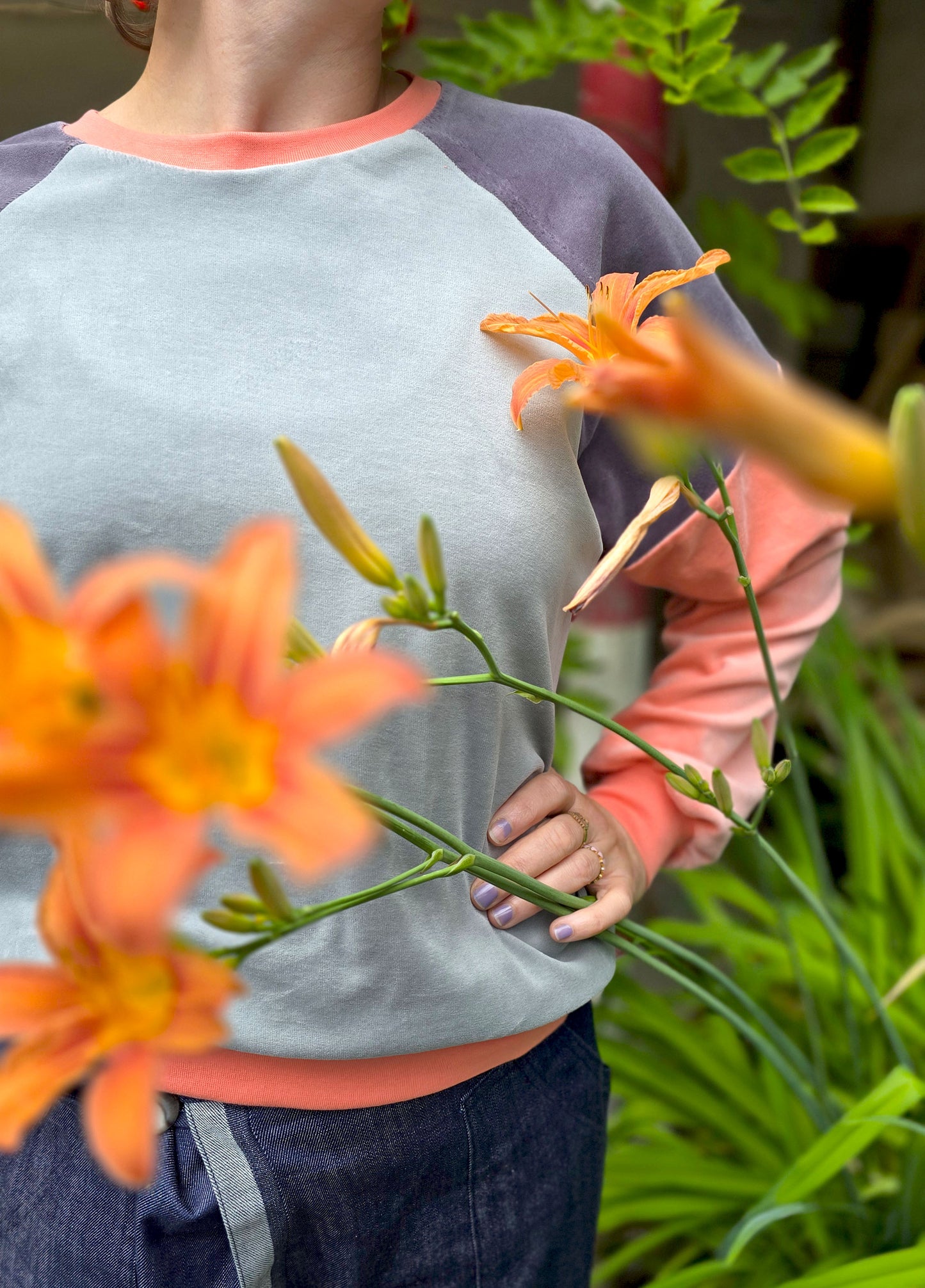 Langärmliges Sweatshirt mit Raglan Ärmel aus Bio Nicky im Colourblock Style, peach und grau, retro und cozy.