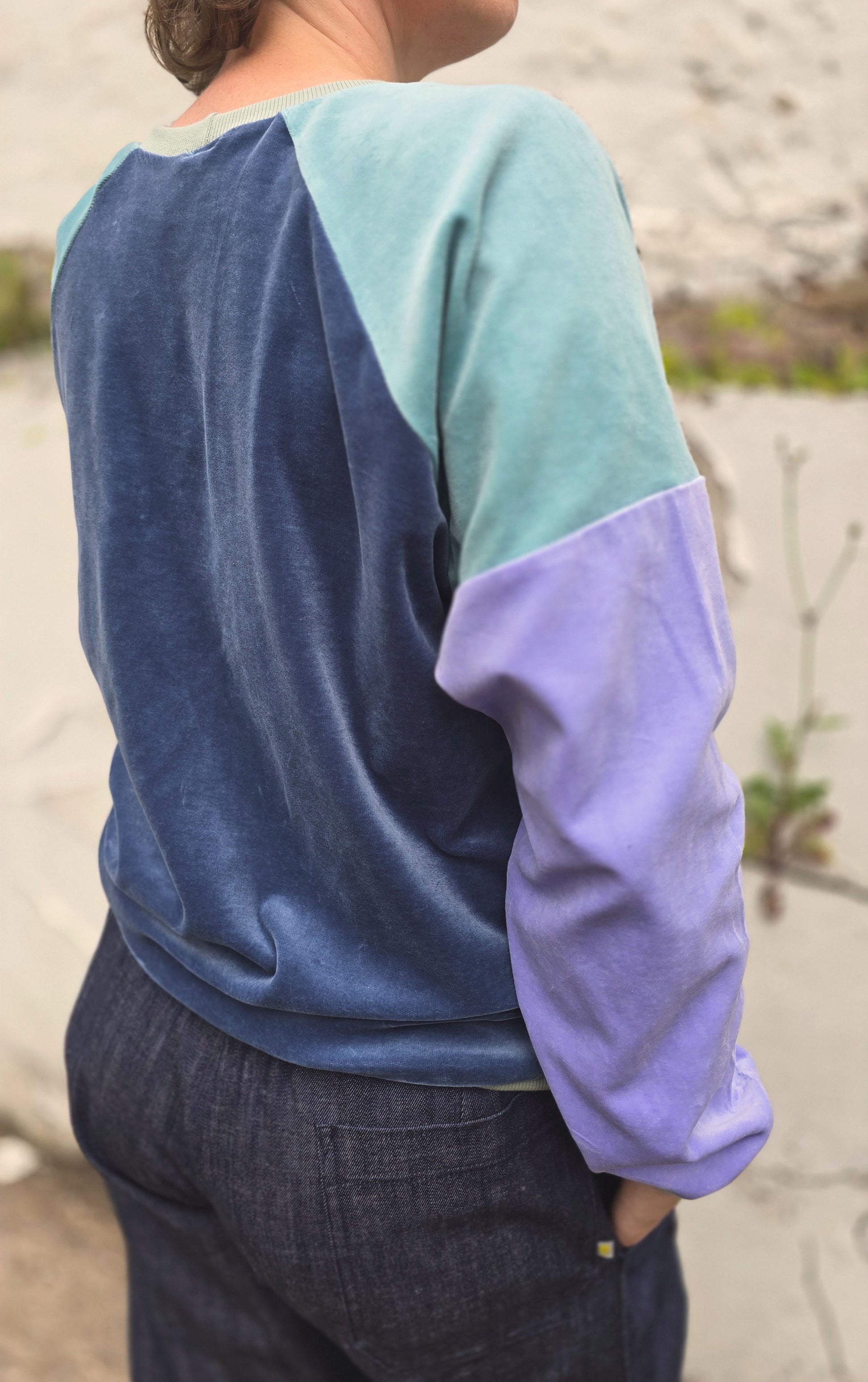 Langärmliges Sweatshirt mit Raglan Ärmel aus Bio Nicky im Colourblock Style, blau, flieder und türkis.