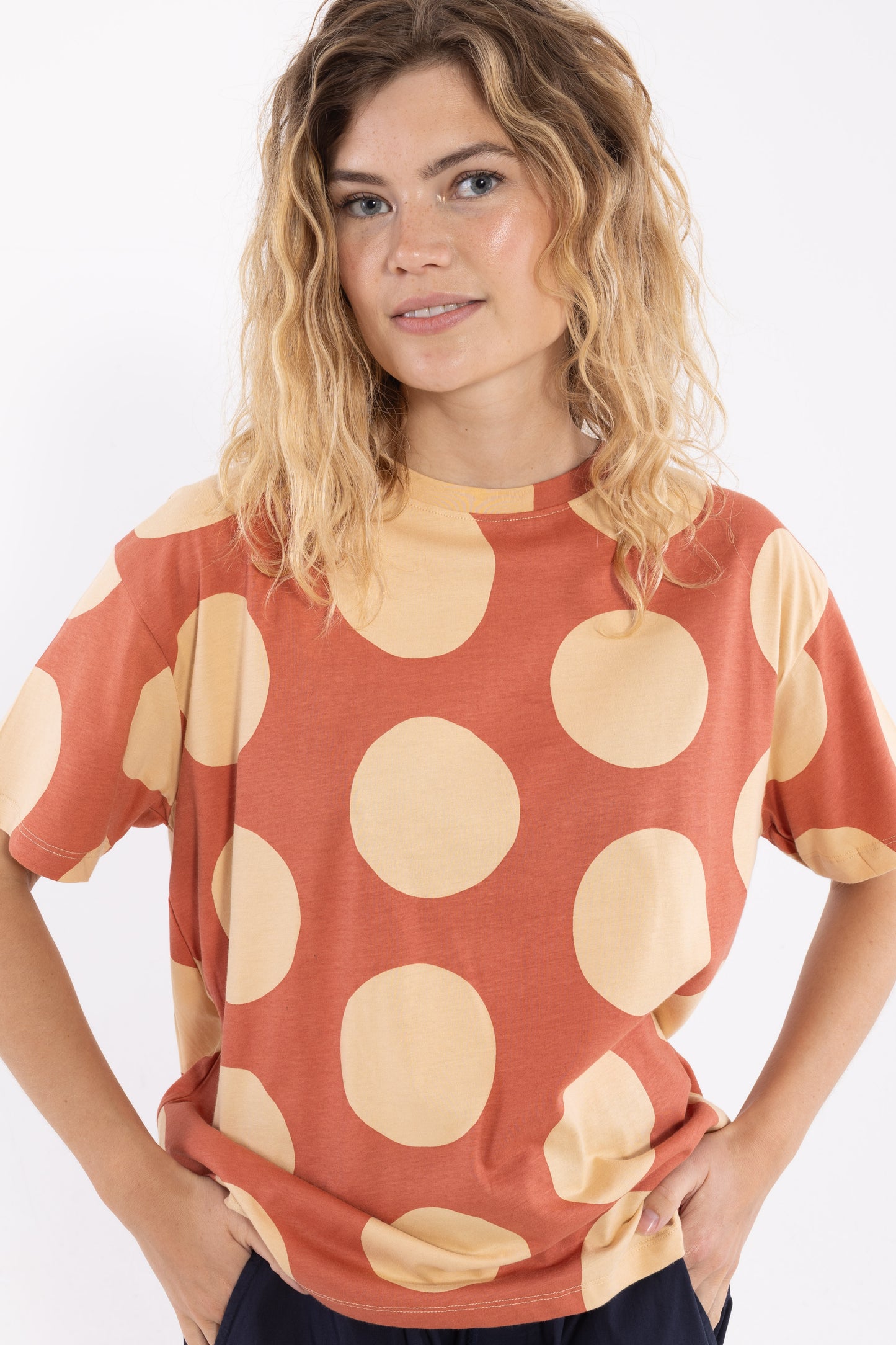 Boxy T-Shirt mit maxidot Print allover in altrot und beige, weite Loosefit Form.
