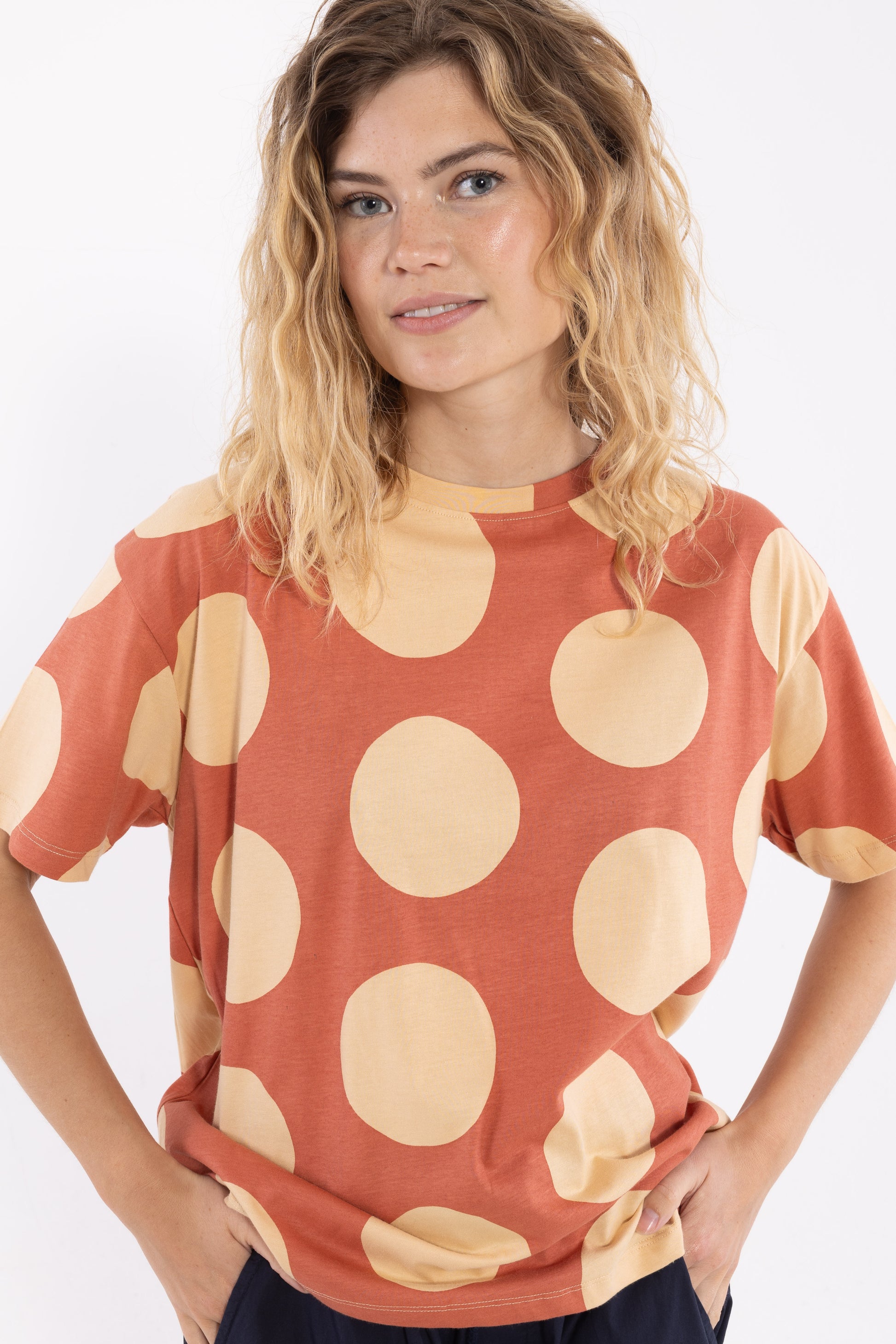 Boxy T-Shirt mit maxidot Print allover in altrot und beige, weite Loosefit Form.