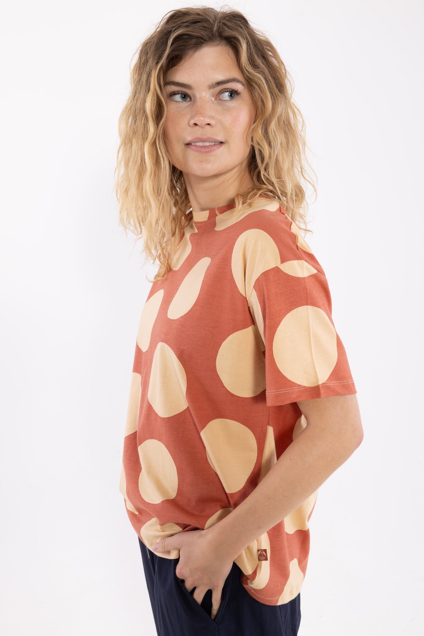 Boxy T-Shirt mit maxidot Print allover in altrot und beige, weite Loosefit Form.