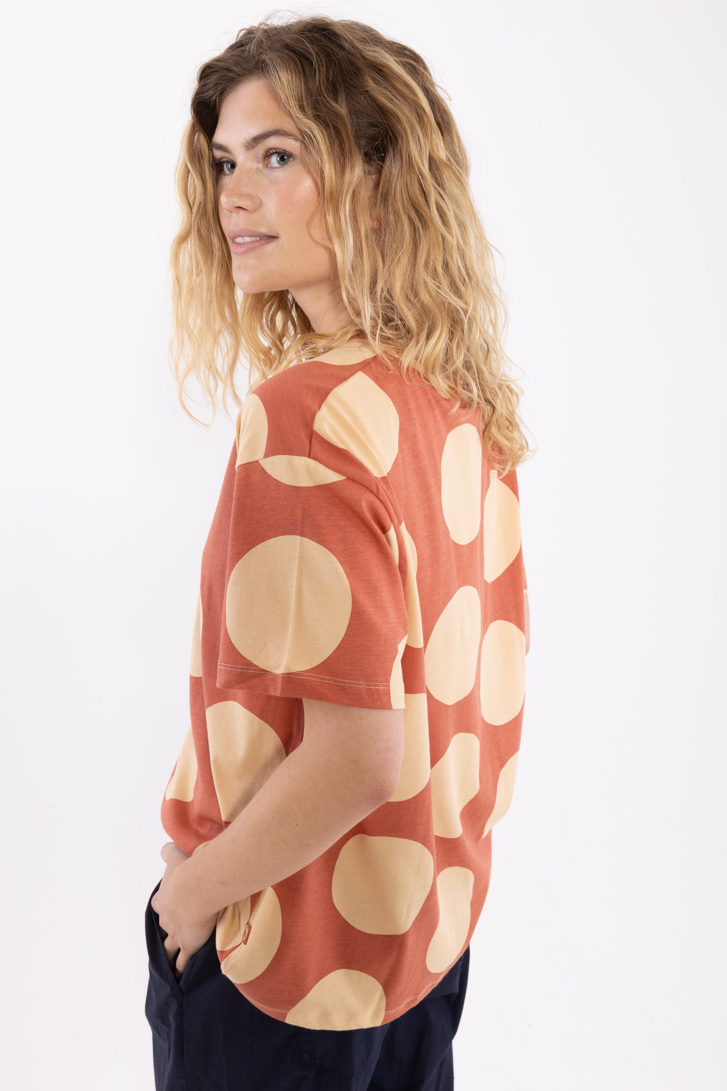 Boxy T-Shirt mit maxidot Print allover in altrot und beige, weite Loosefit Form.
