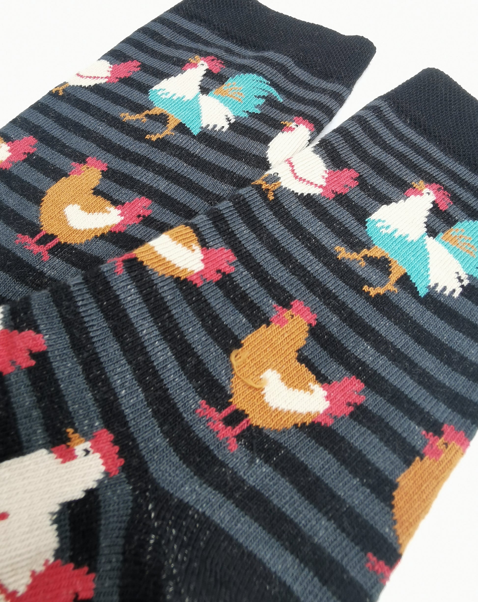 Gringete Socken in schwarz und grau mit Hühnern allover und einem farbenprächtigen Hahn.