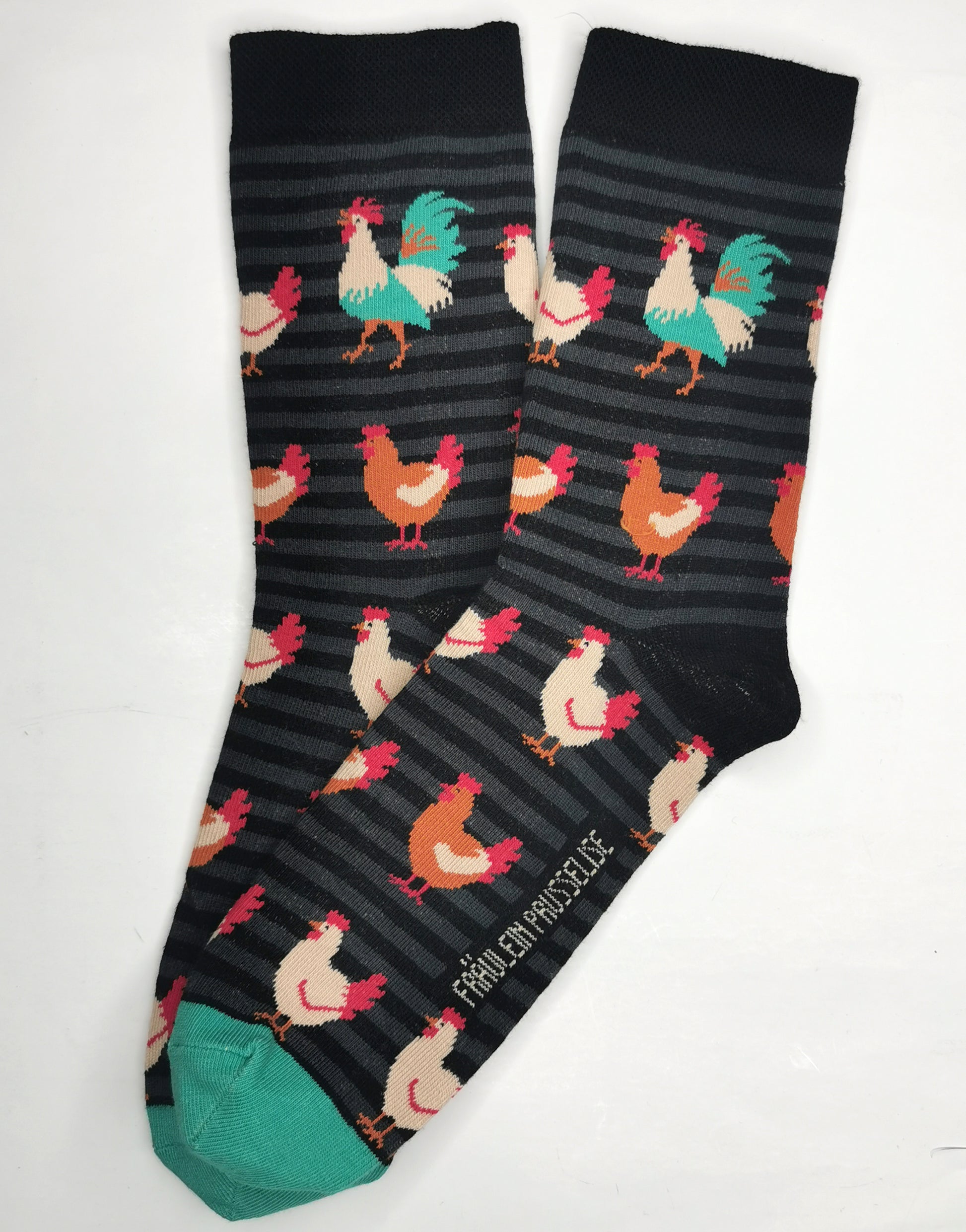 Gringete Socken in schwarz und grau mit Hühnern allover und einem farbenprächtigen Hahn.