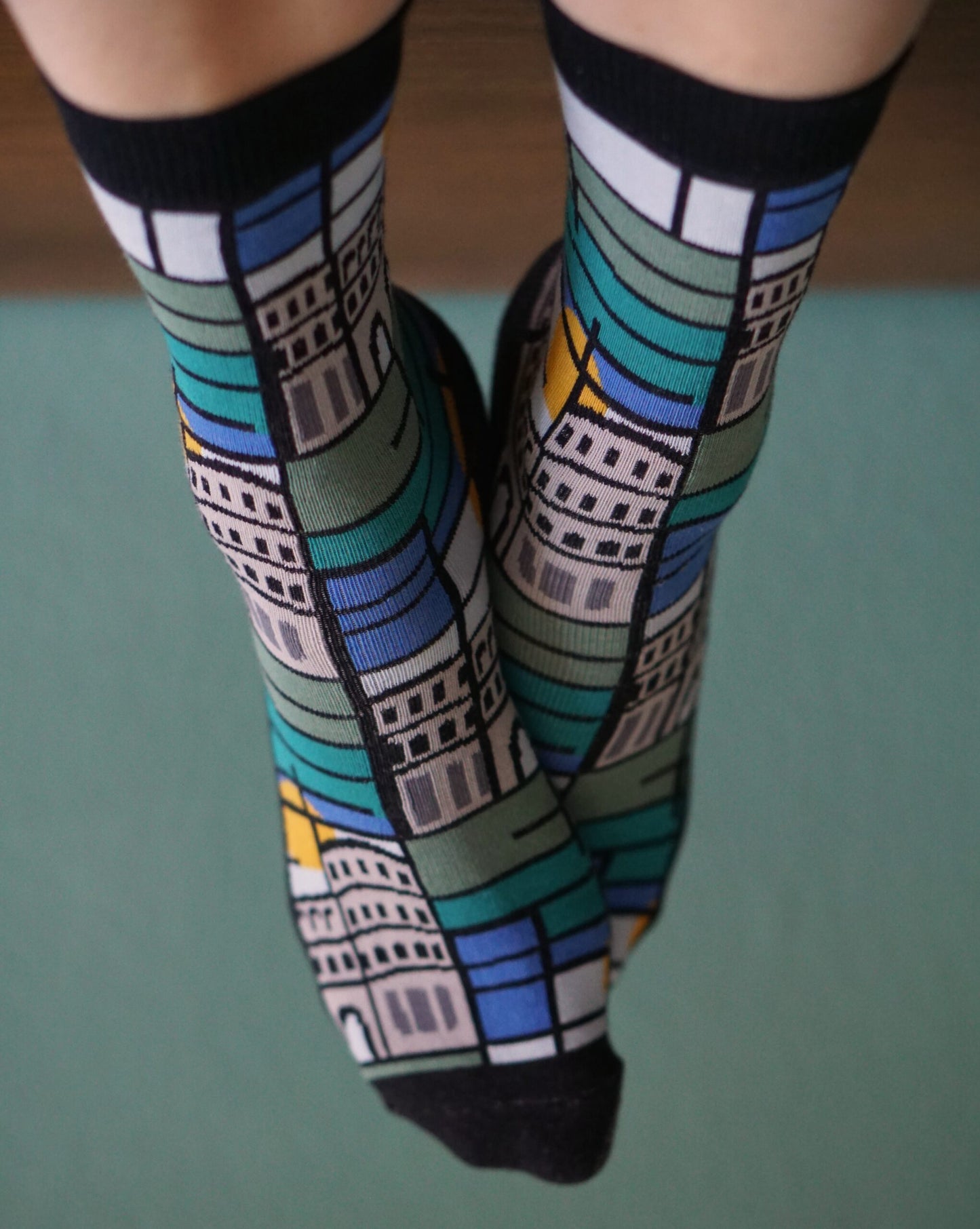 lila Socken aus Biobaumwolle mit schwarzen Pantern und Monstera Blättern.