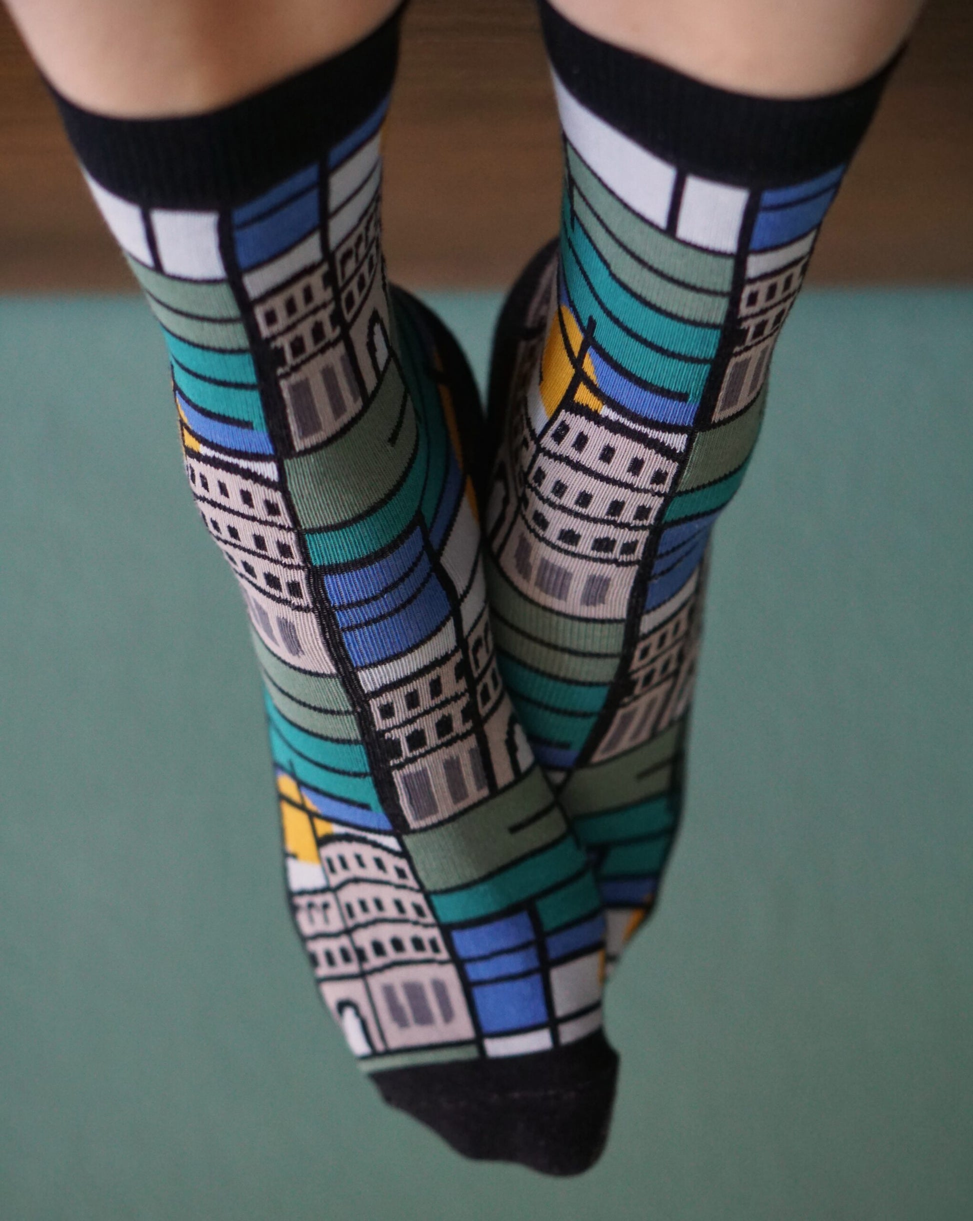 lila Socken aus Biobaumwolle mit schwarzen Pantern und Monstera Blättern.