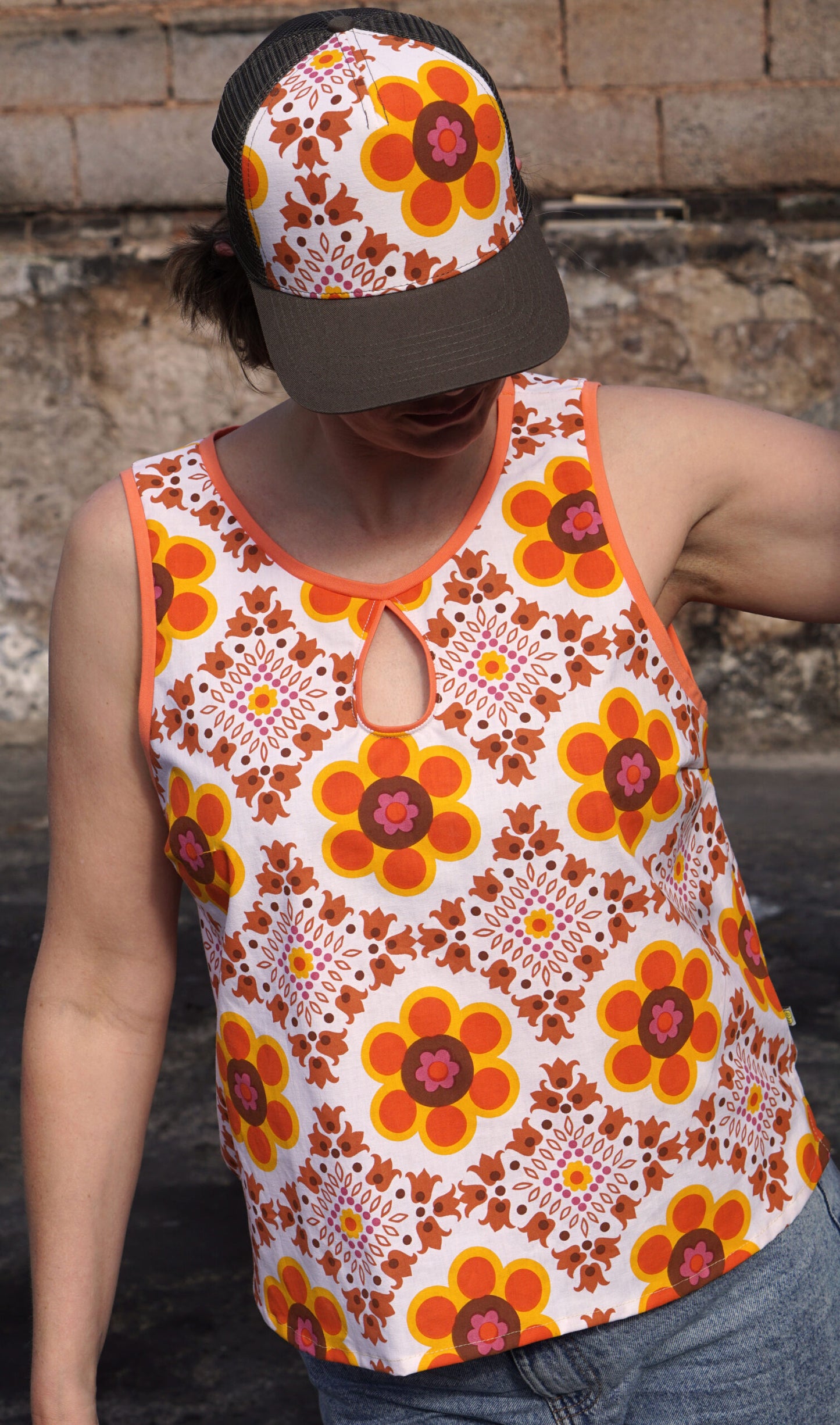 Cap mit retro Stoff Blumen Braun-Orange von Fräulein Prusselise