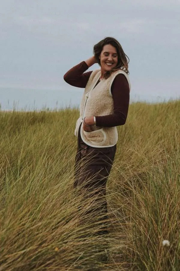 Damen Teddyplüsch Weste aus Wolle in cremeweiss mit Knebelknöpfen und kleinen Aufsatztaschen seitlich.