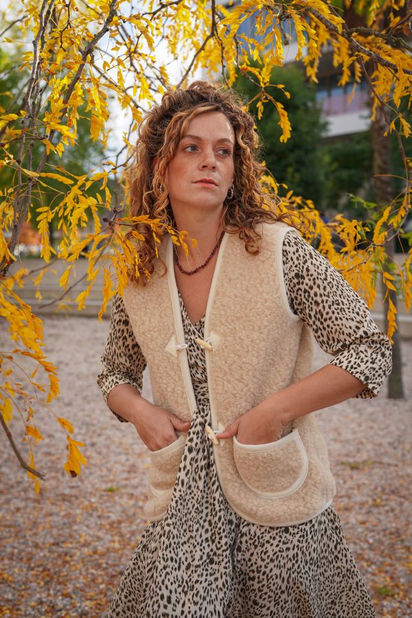 Damen Teddyplüsch Weste aus Wolle in cremeweiss mit Knebelknöpfen und kleinen Aufsatztaschen seitlich.