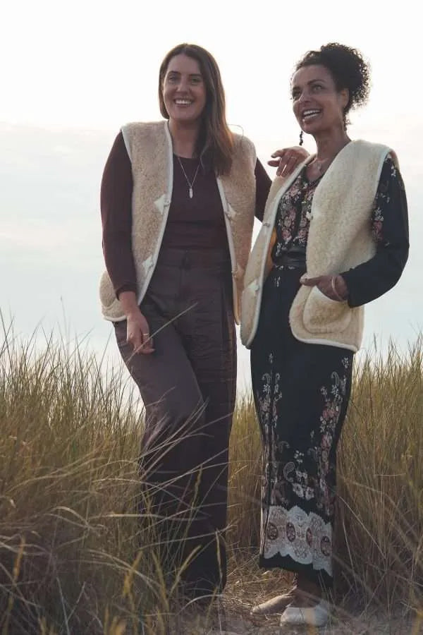 Damen Teddyplüsch Weste aus Wolle in cremeweiss mit Knebelknöpfen und kleinen Aufsatztaschen seitlich.