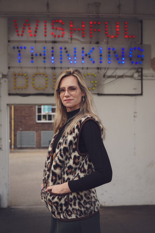 Damenweste mit seitlichen Aufsatztaschen und Knebelknöpfen in trendy Leoprint Teddyplüsch.