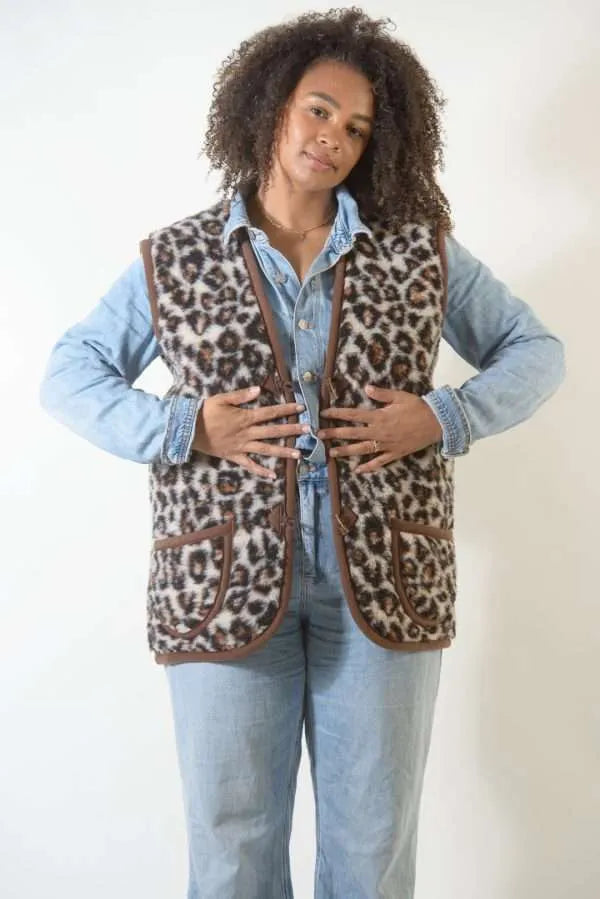 Damenweste mit seitlichen Aufsatztaschen und Knebelknöpfen in trendy Leoprint Teddyplüsch.