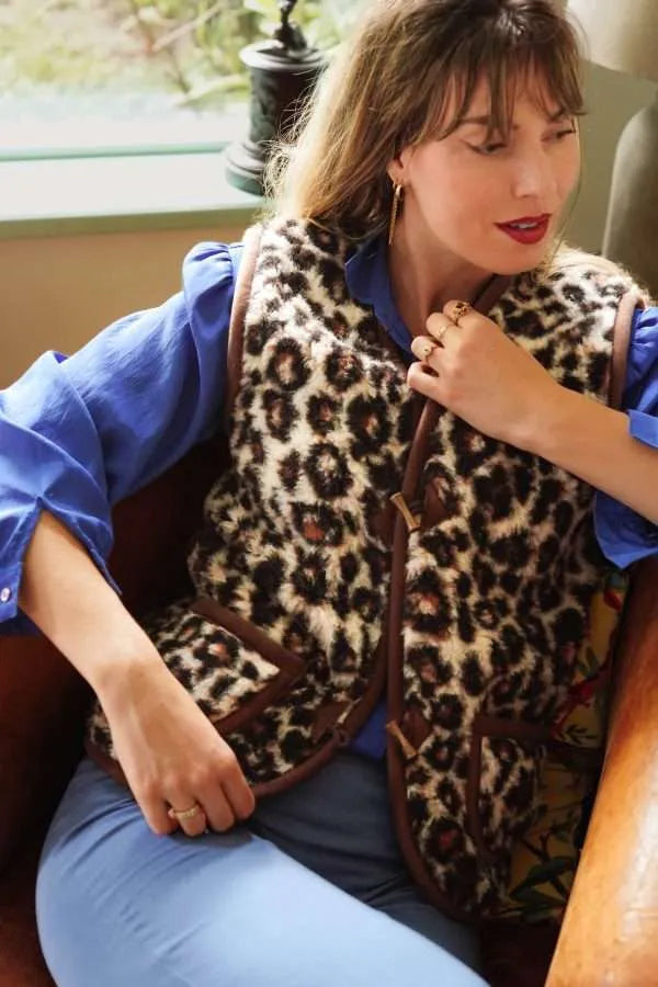 Damenweste mit seitlichen Aufsatztaschen und Knebelknöpfen in trendy Leoprint Teddyplüsch.