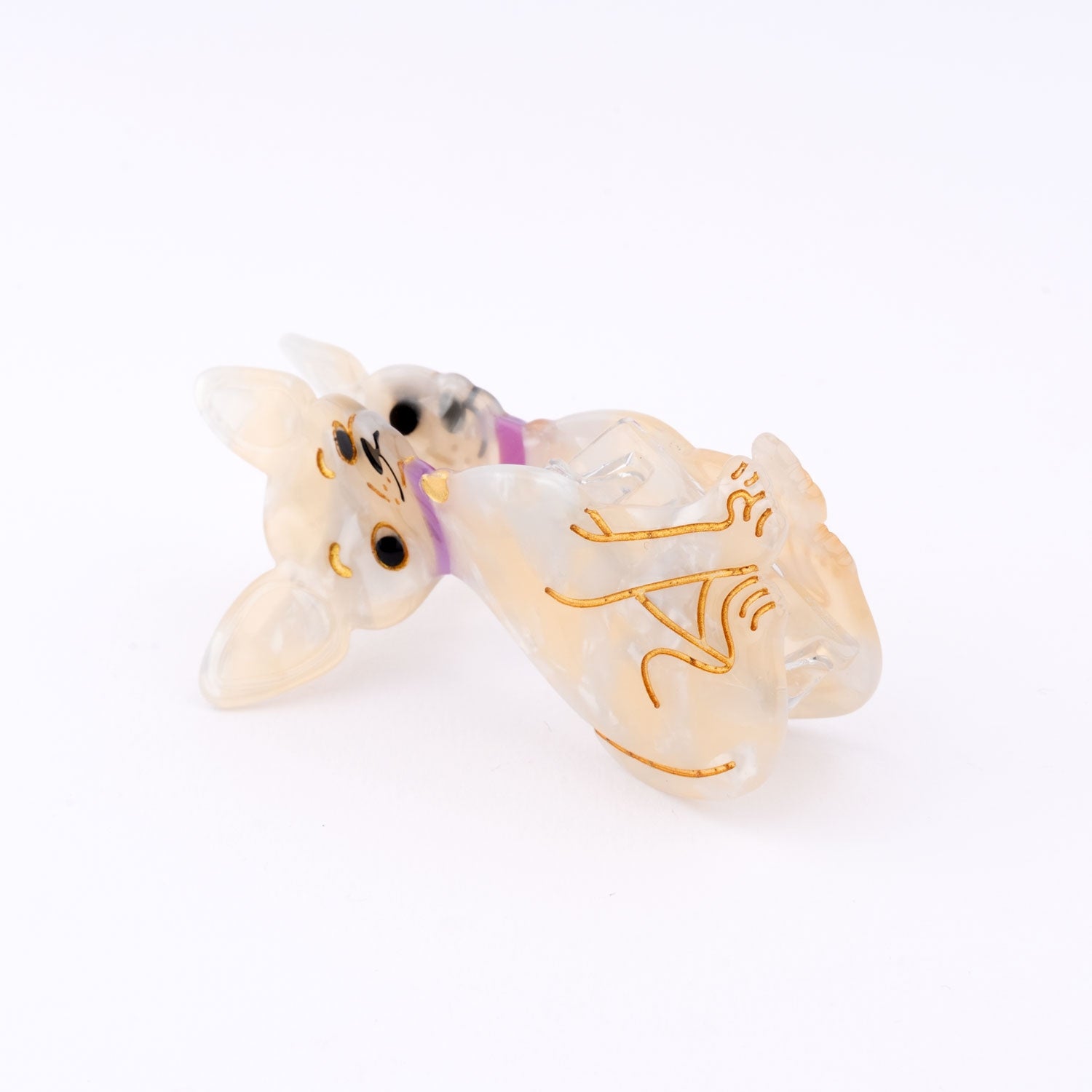 Sueße Chihuahua Haarspange, in schimmerndem beige mit goldenen Details. Ideal für Hundeliebhaber.