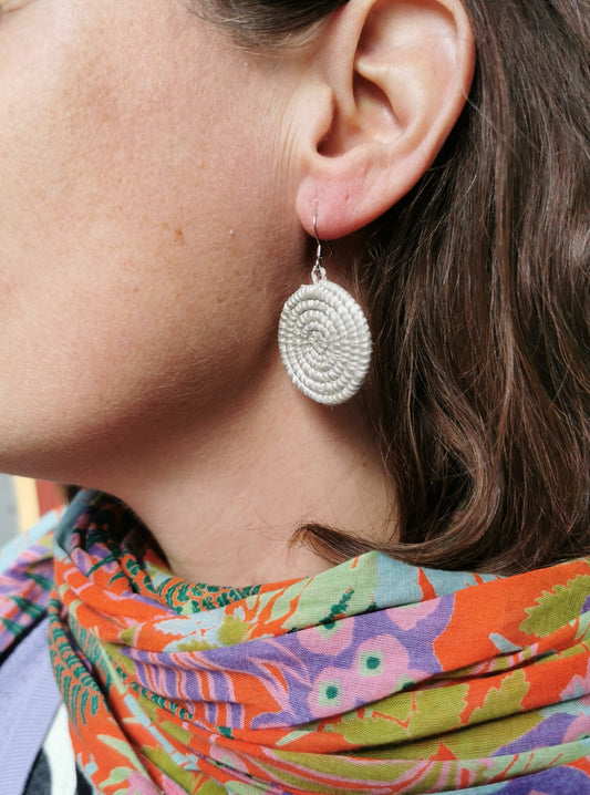 Earrings small sisal light grey by Azizi