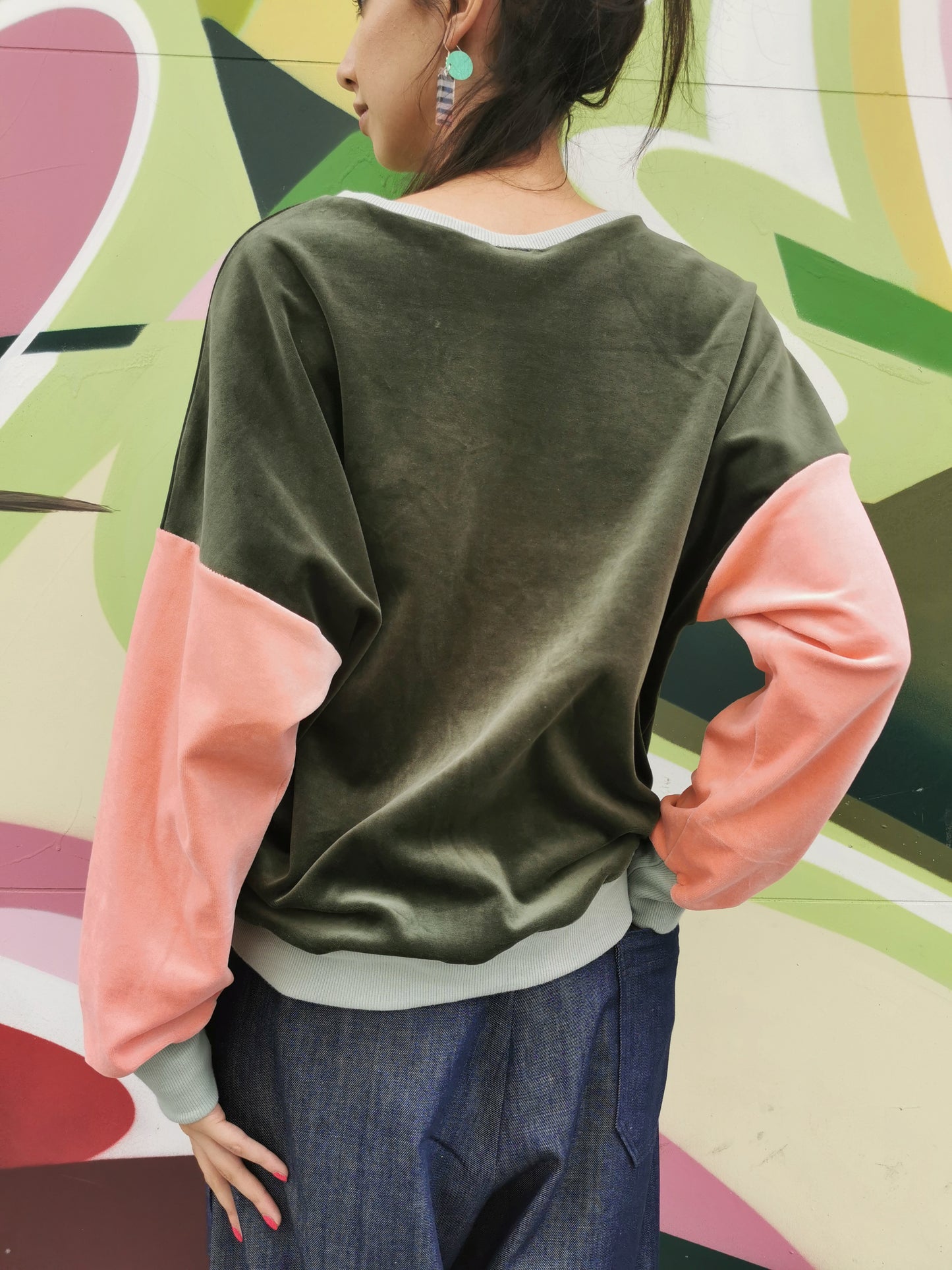 Weiches Organic Nicky Sweatshirt für Damen mit retro Colourblock Streifen am Ärmel.