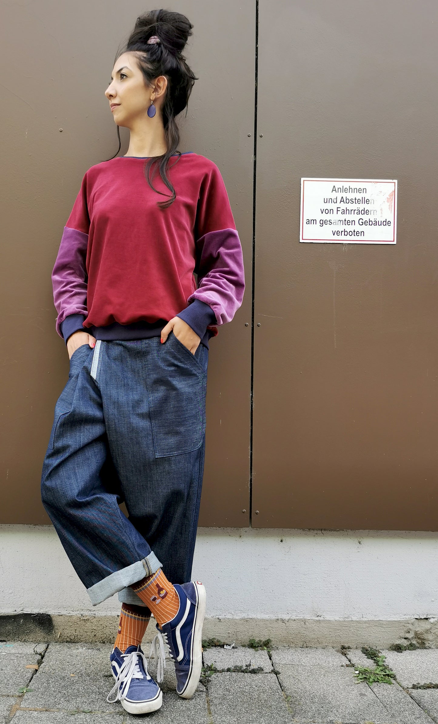 Weiches Organic Nicky Sweatshirt für Damen mit retro Colourblock Streifen am Ärmel.