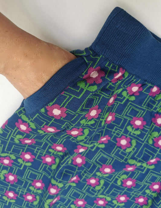 Weicher Rock im Wallflower Muster in den Farben blau und fuchsia von About Betty