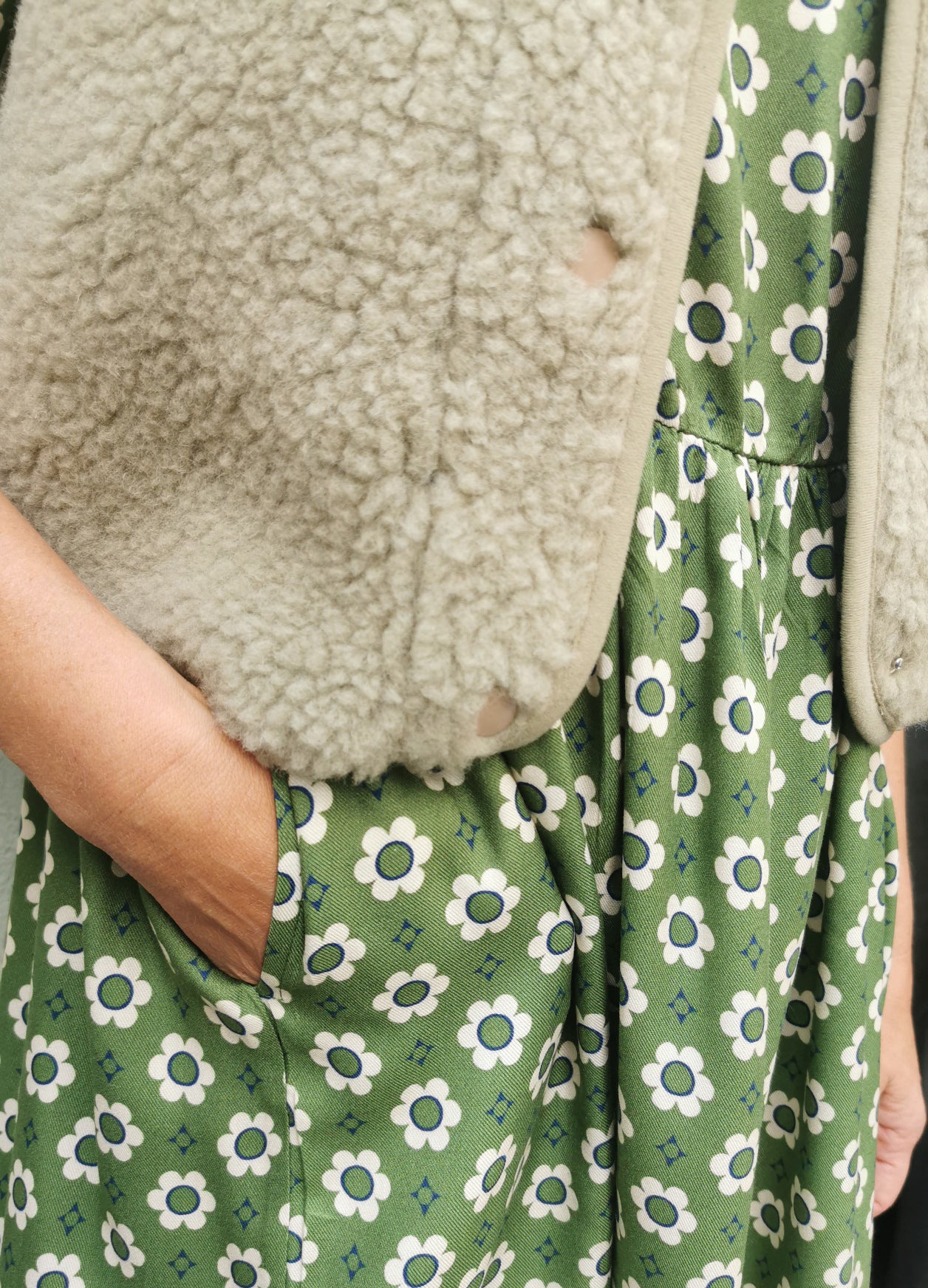 Retroblumen Kleid in grün und weiss, allover Muster.