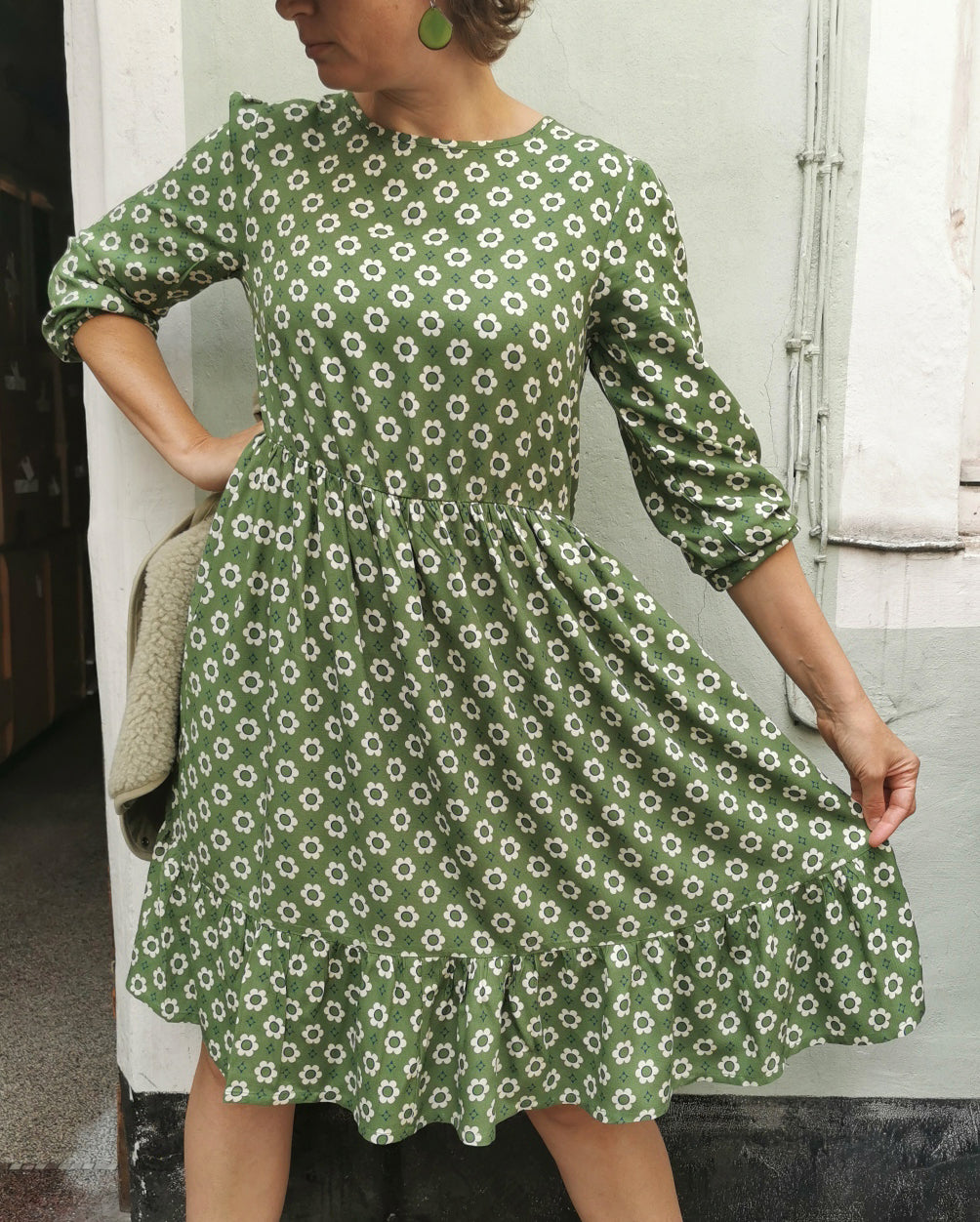 Retroblumen Kleid in grün und weiss, allover Muster.