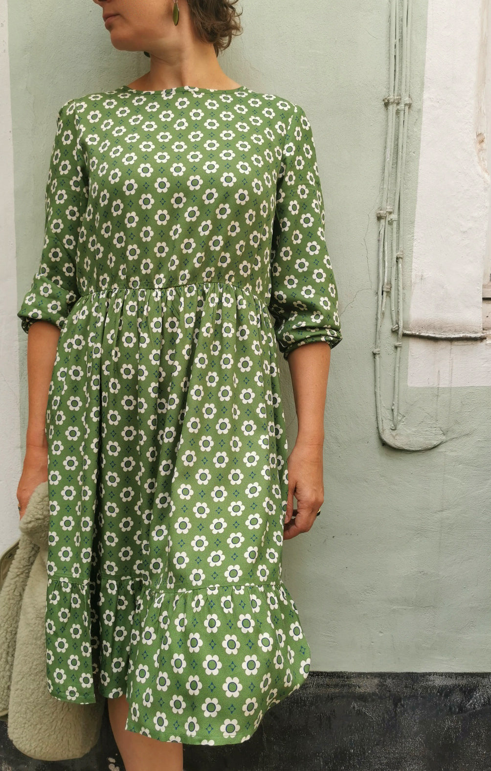 Retroblumen Kleid in grün und weiss, allover Muster.