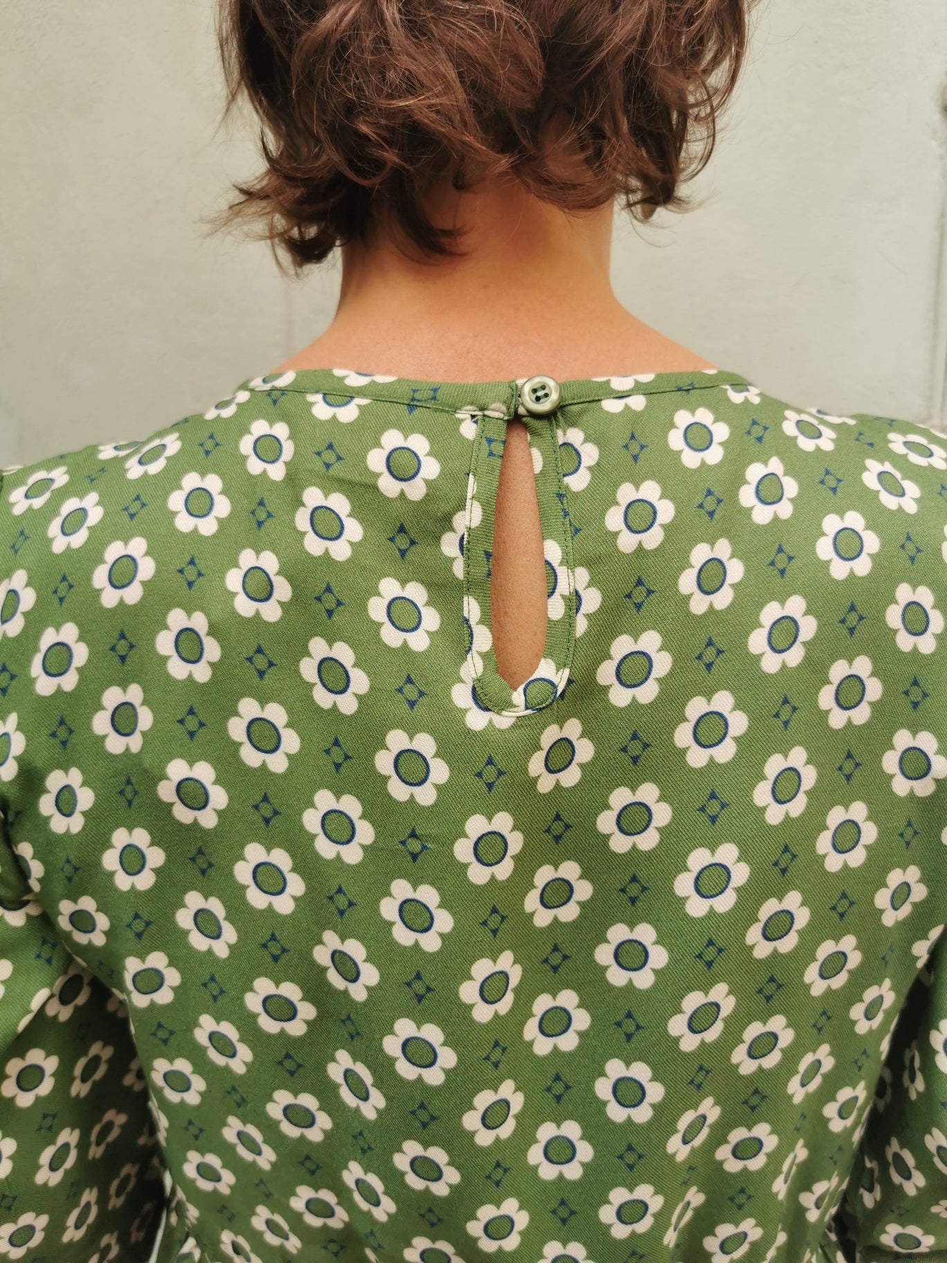 Retroblumen Kleid in grün und weiss, allover Muster.