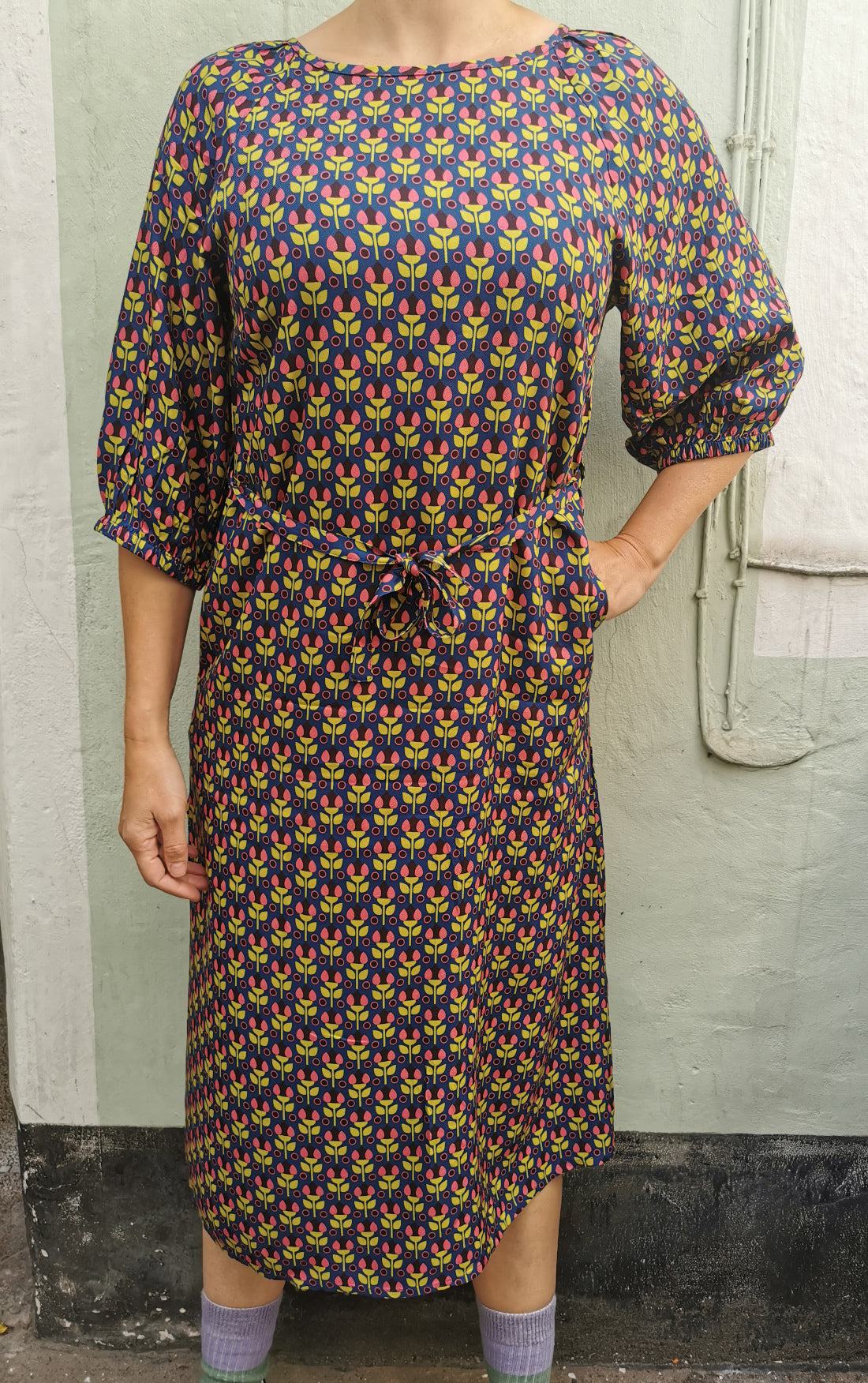 Damen Kleid allover Muster mit Retroblumen in pink und blau.