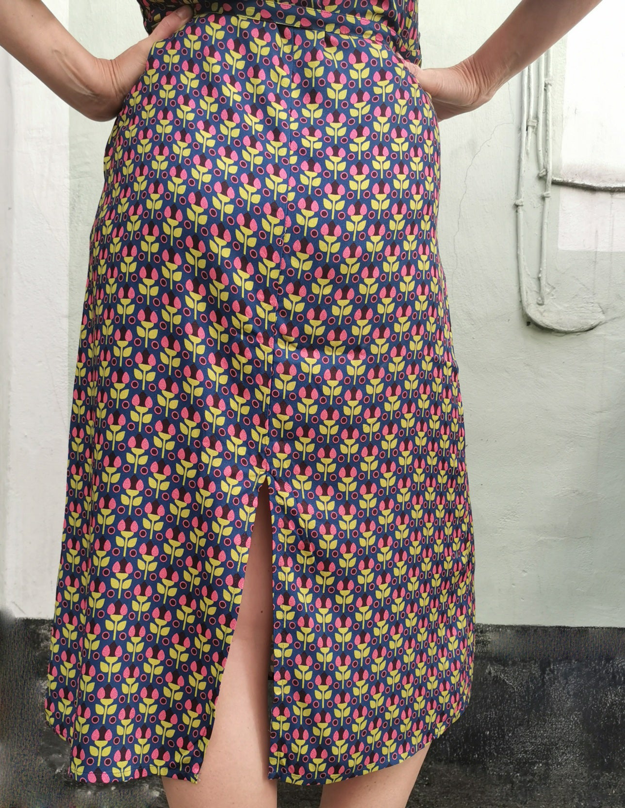 Damen Kleid allover Muster mit Retroblumen in pink und blau.