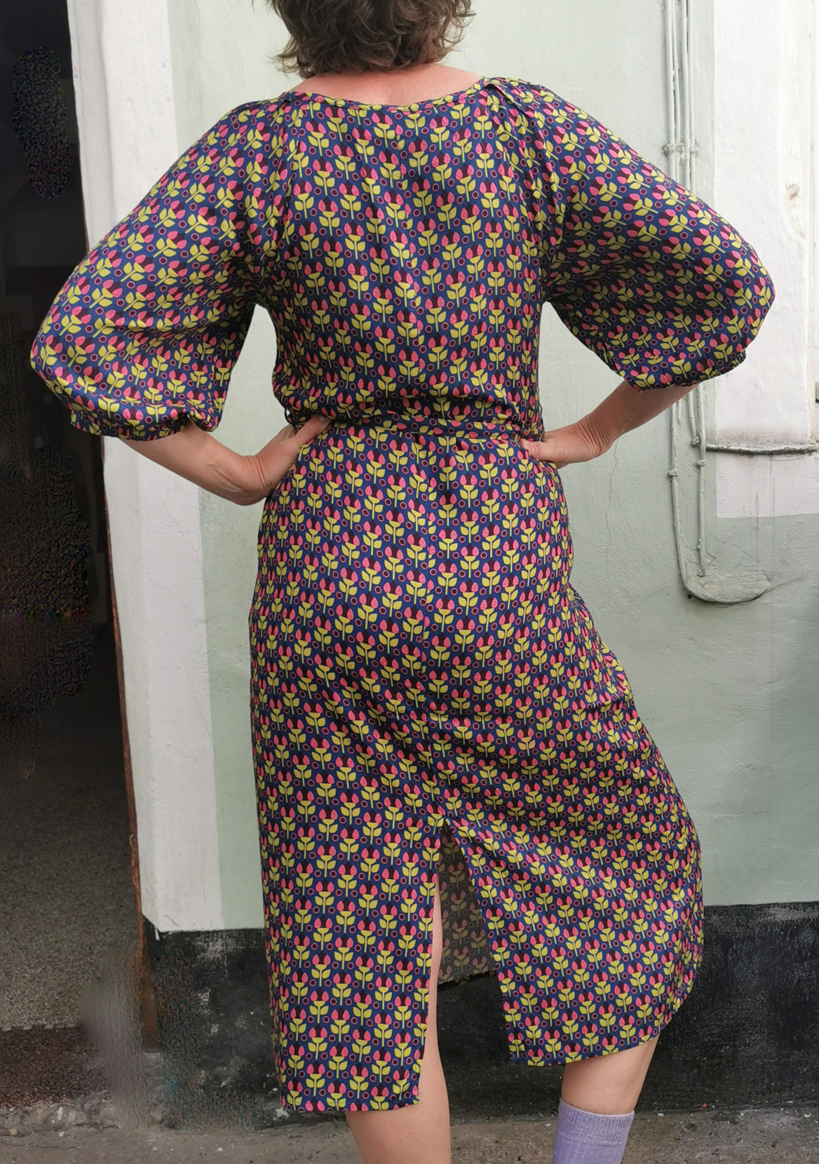 Damen Kleid allover Muster mit Retroblumen in pink und blau.