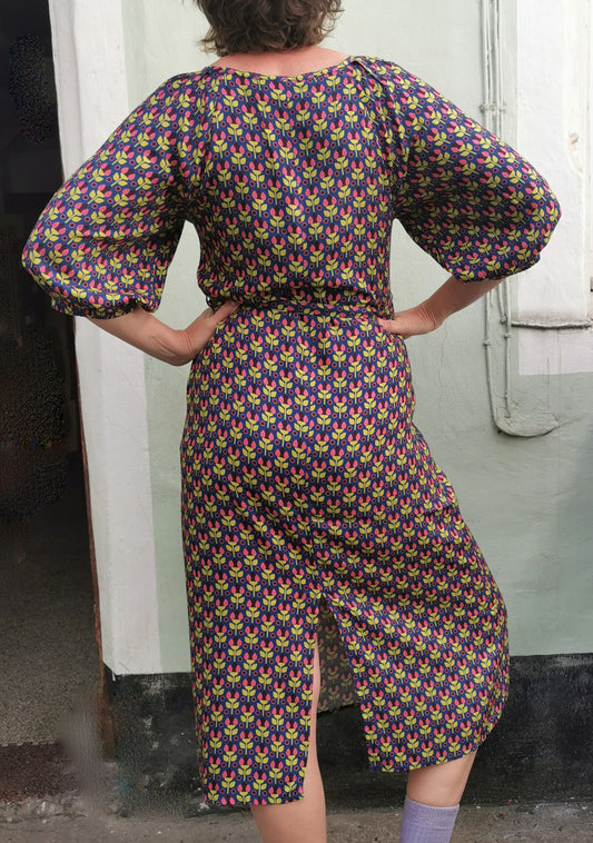 Damen Kleid allover Muster mit Retroblumen in pink und blau.