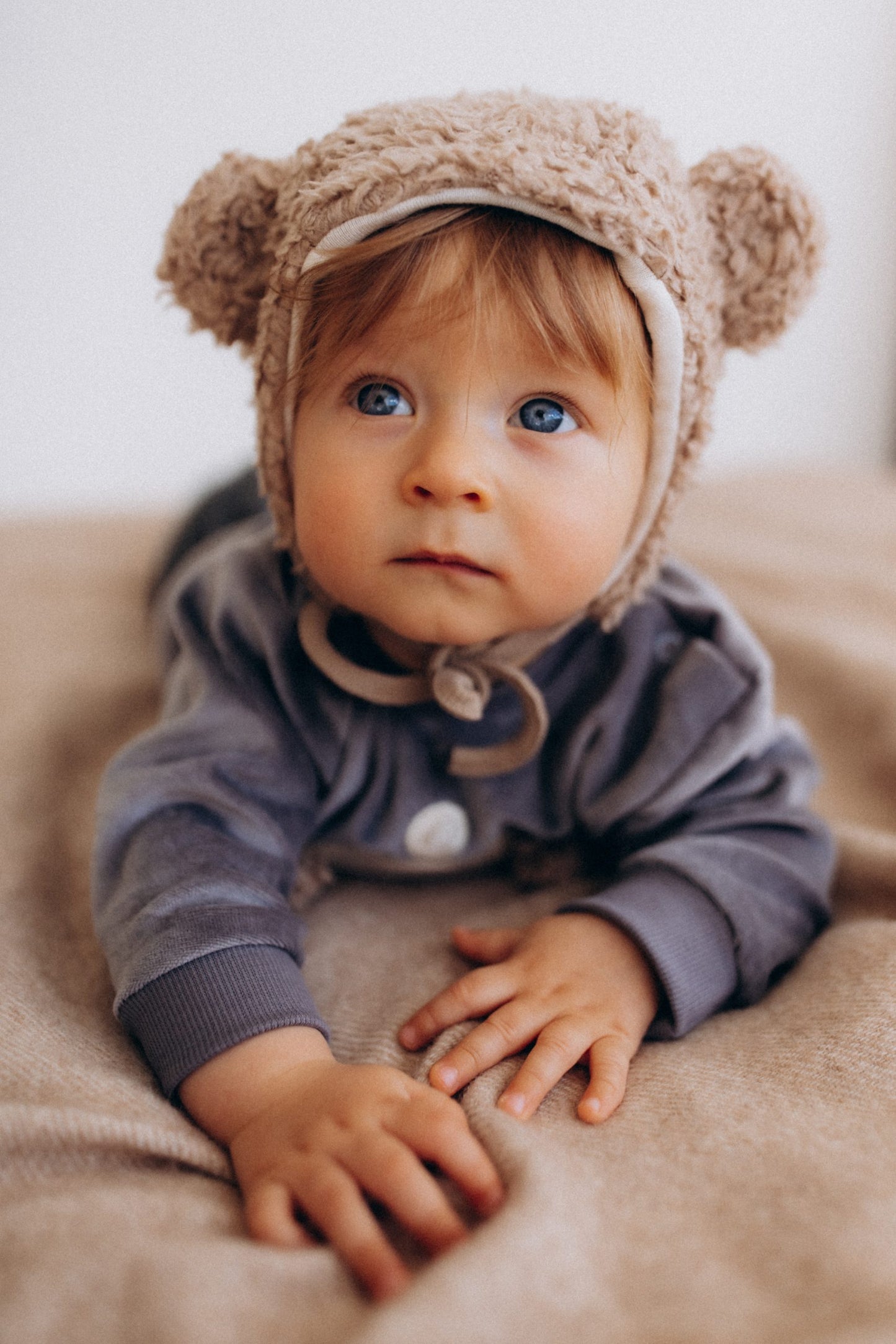 Baby Mütze aus Teddy Plüsch mit weichem Merino Innenstoff beige von Wooly Organic