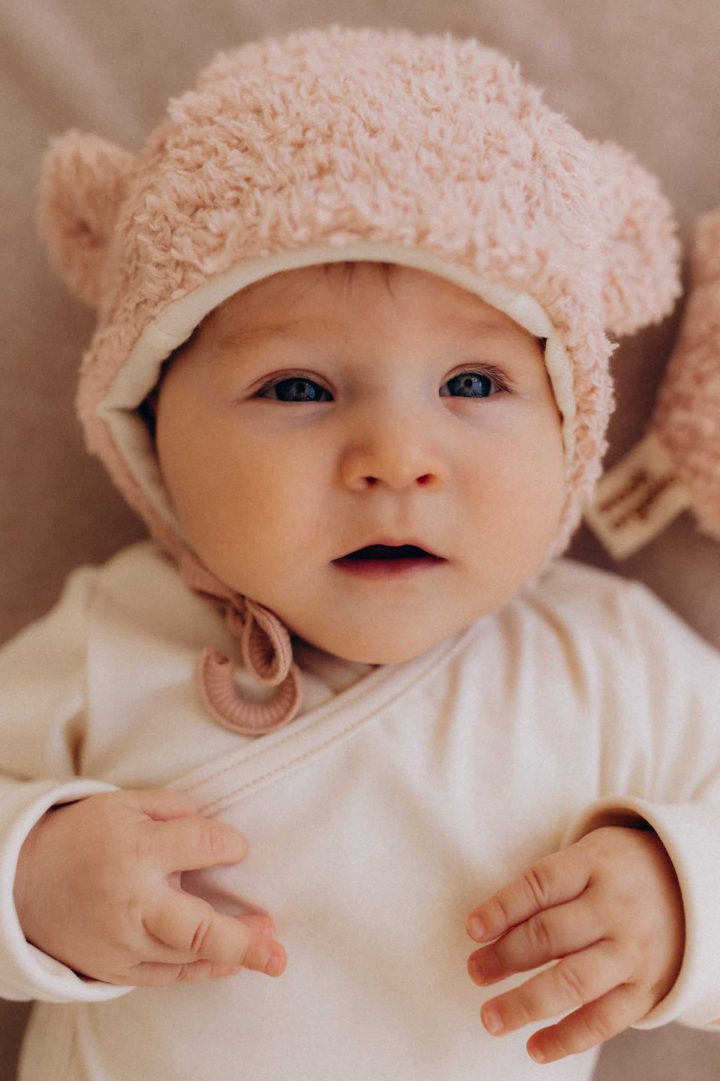 Baby Mütze aus Teddy Plüsch mit weichem Merino Innenstoff rosa von Wooly Organic