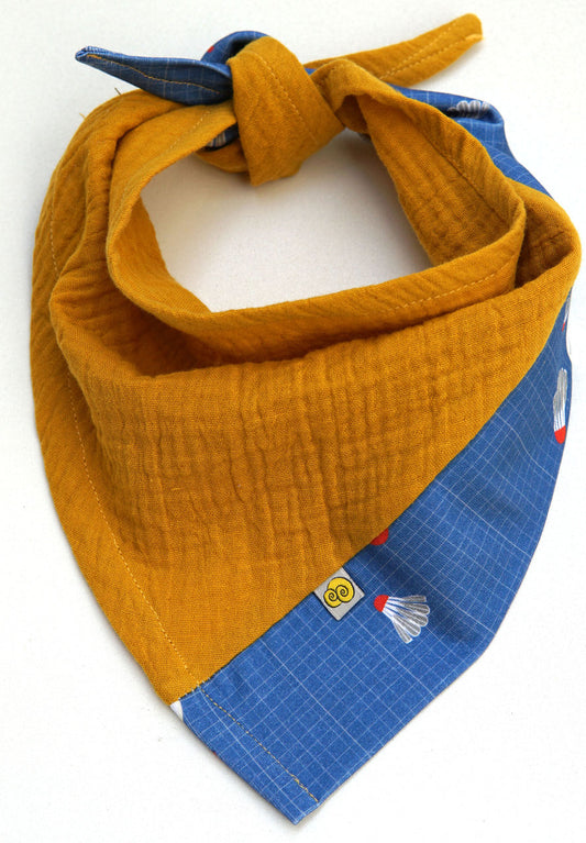 Kopf-und Halstuch aus Musselin mit Fraeulein Prusselise Federballmuster in der Farbe gelb.