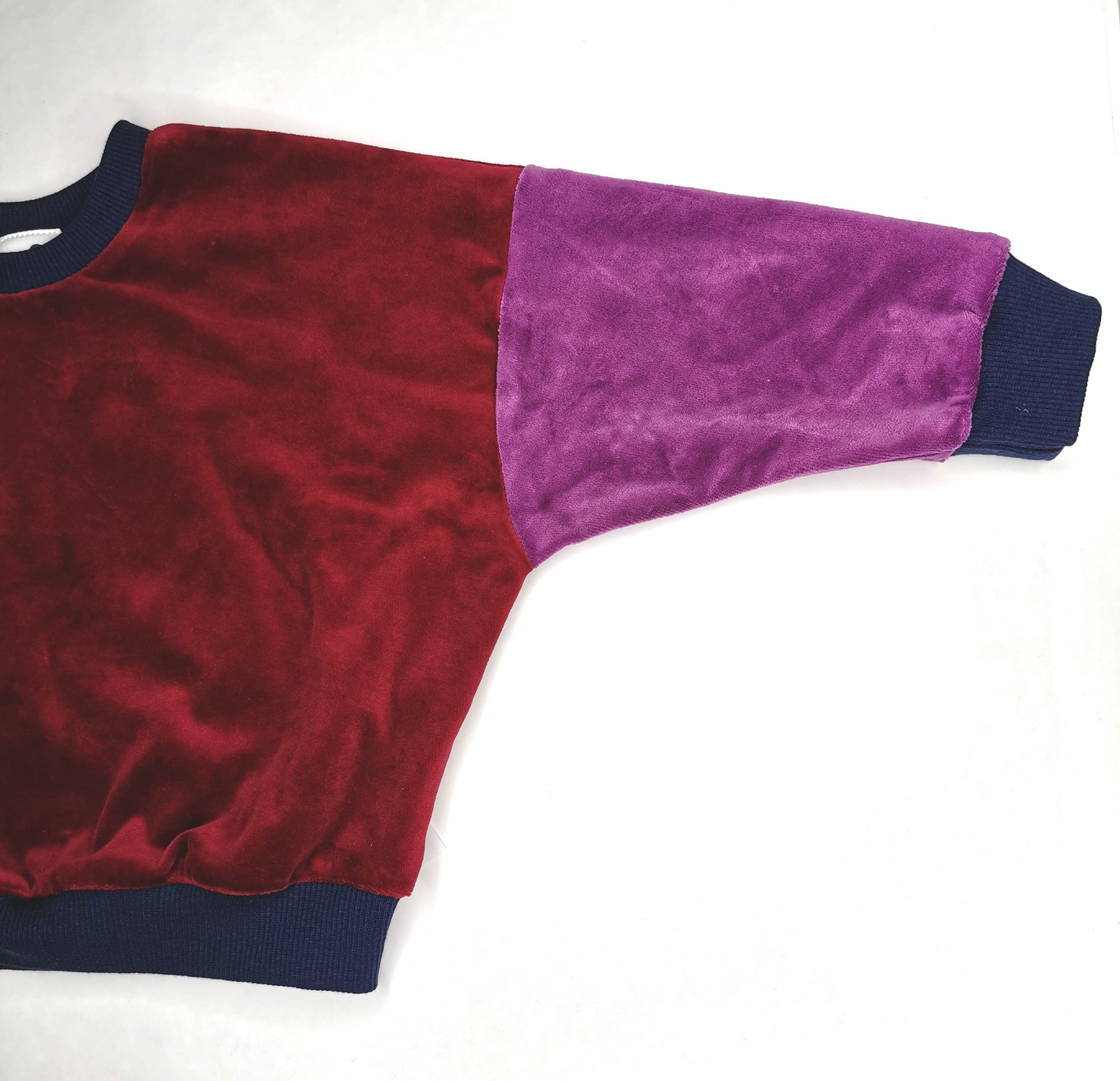 Kinder Pulli aus weichem Bionicky, kuschelig mit Colourblocking in den schönsten Retrotönen bordeau und lila.