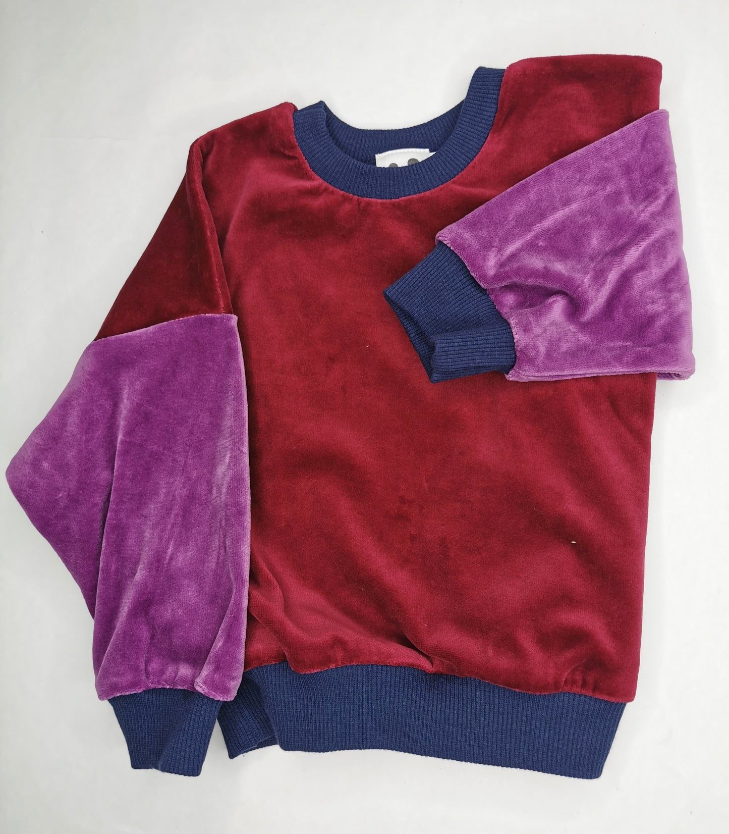 Kinder Pulli aus weichem Bionicky, kuschelig mit Colourblocking in den schönsten Retrotönen bordeau und lila.