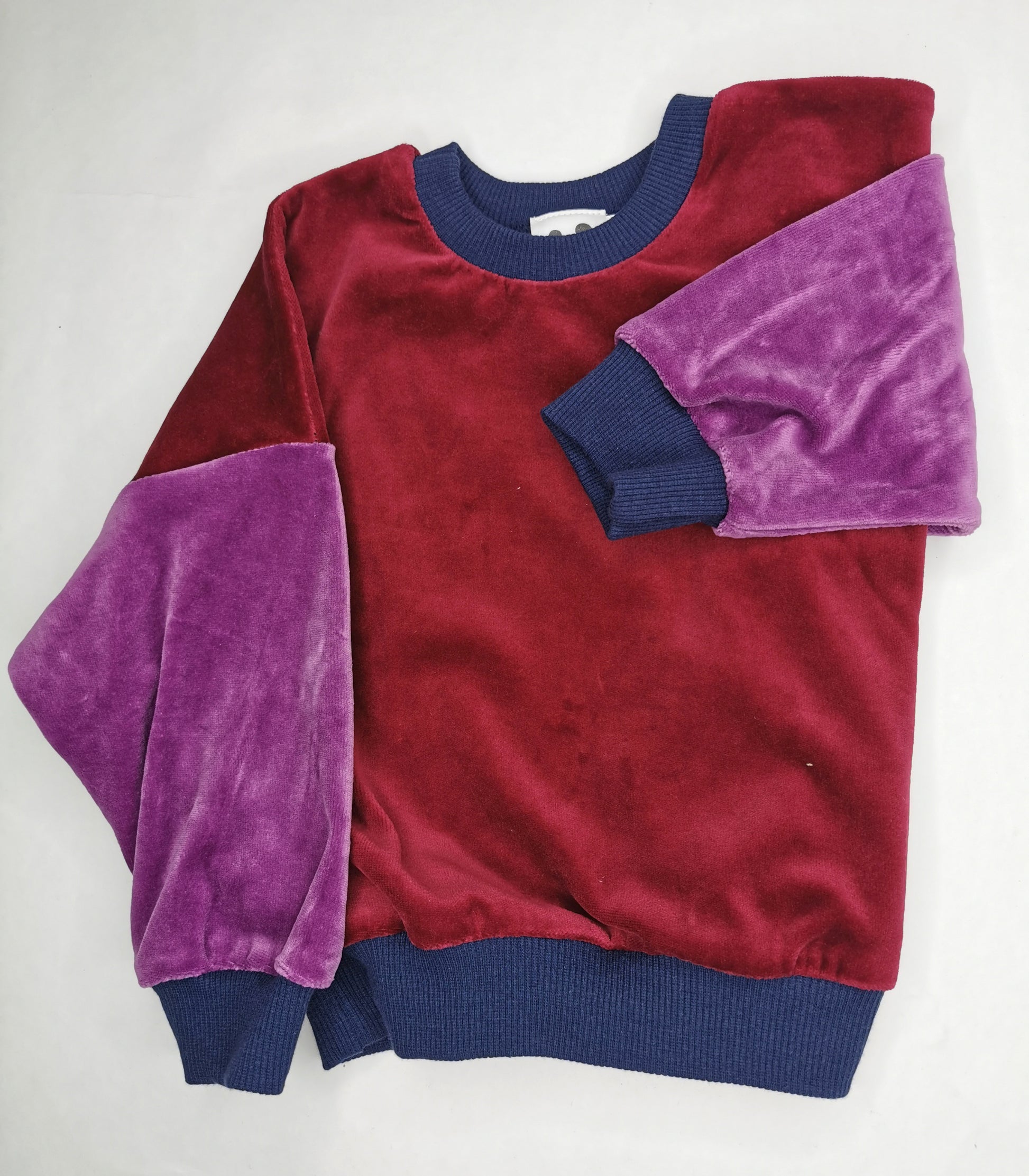 Kinder Pulli aus weichem Bionicky, kuschelig mit Colourblocking in den schönsten Retrotönen bordeau und lila.
