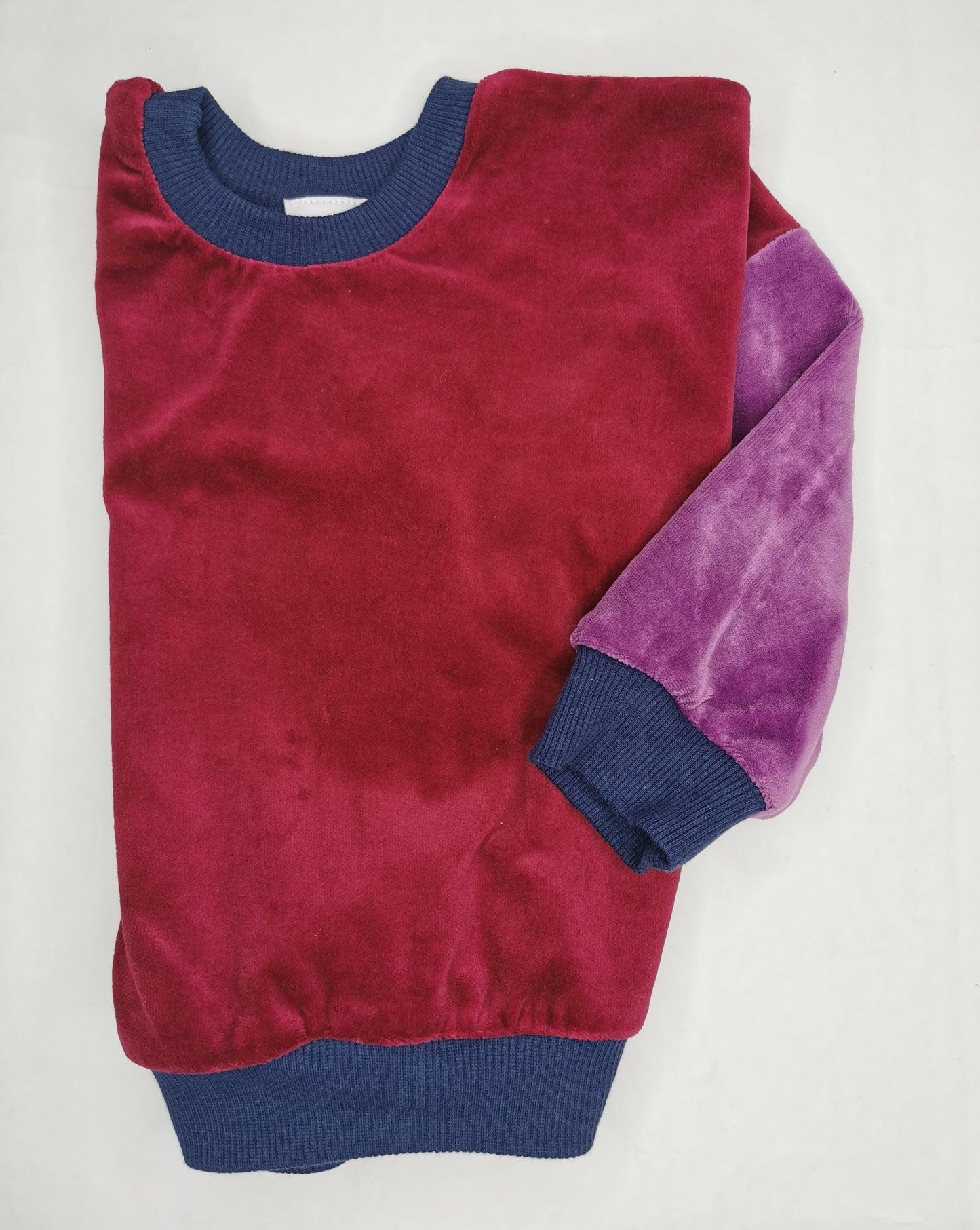 Kinder Pulli aus weichem Bionicky, kuschelig mit Colourblocking in den schönsten Retrotönen bordeau und lila.