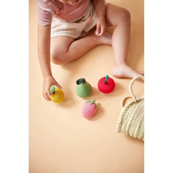 Suesse Rasseln in Obstform und in Handarbeit gehaekelt. Gelbe Zitrone, gruene Birne, roter Apfel und eine rosane Erdbeere.
