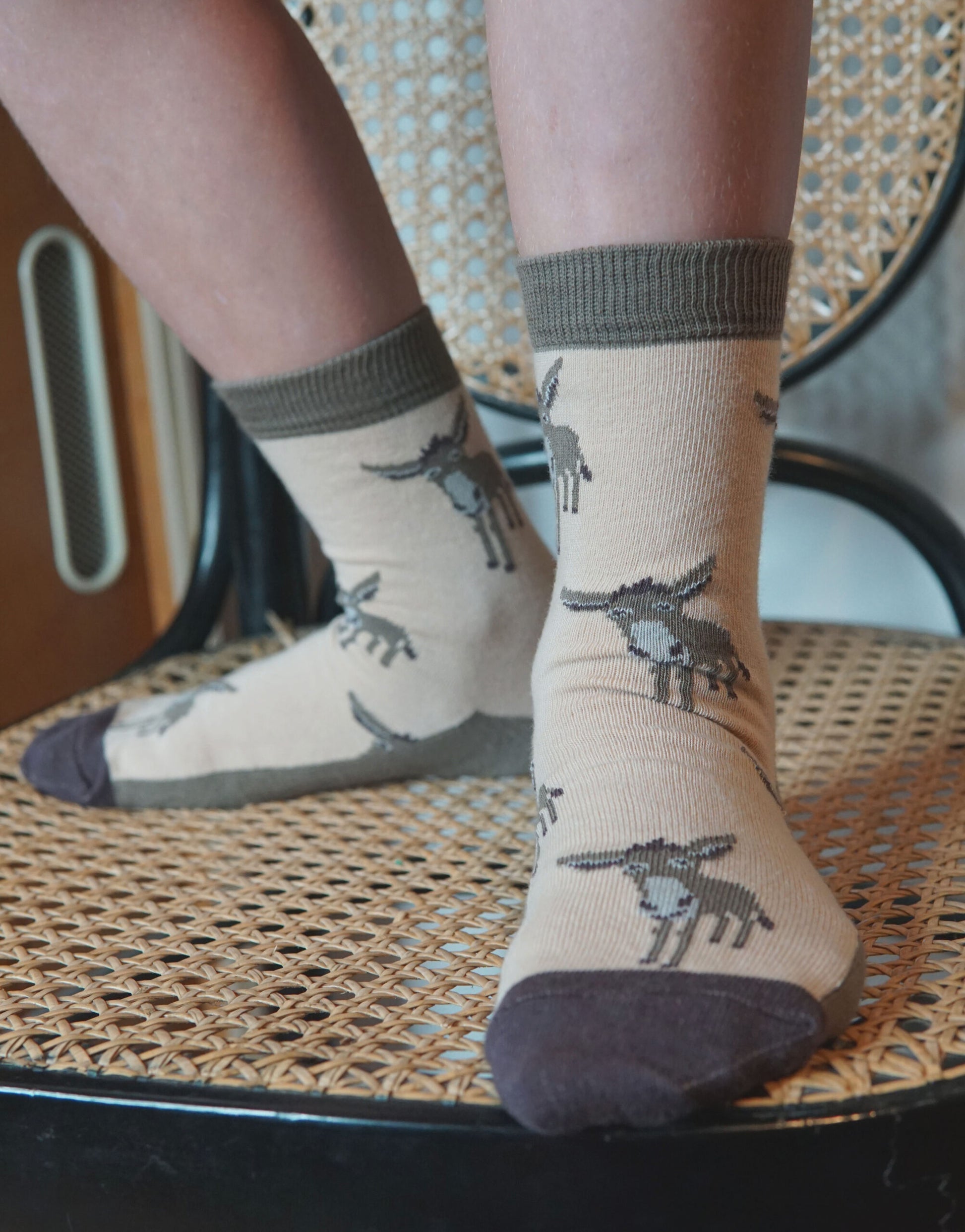 Tragefoto von den Prusselise Eselsocken in beige und braun.