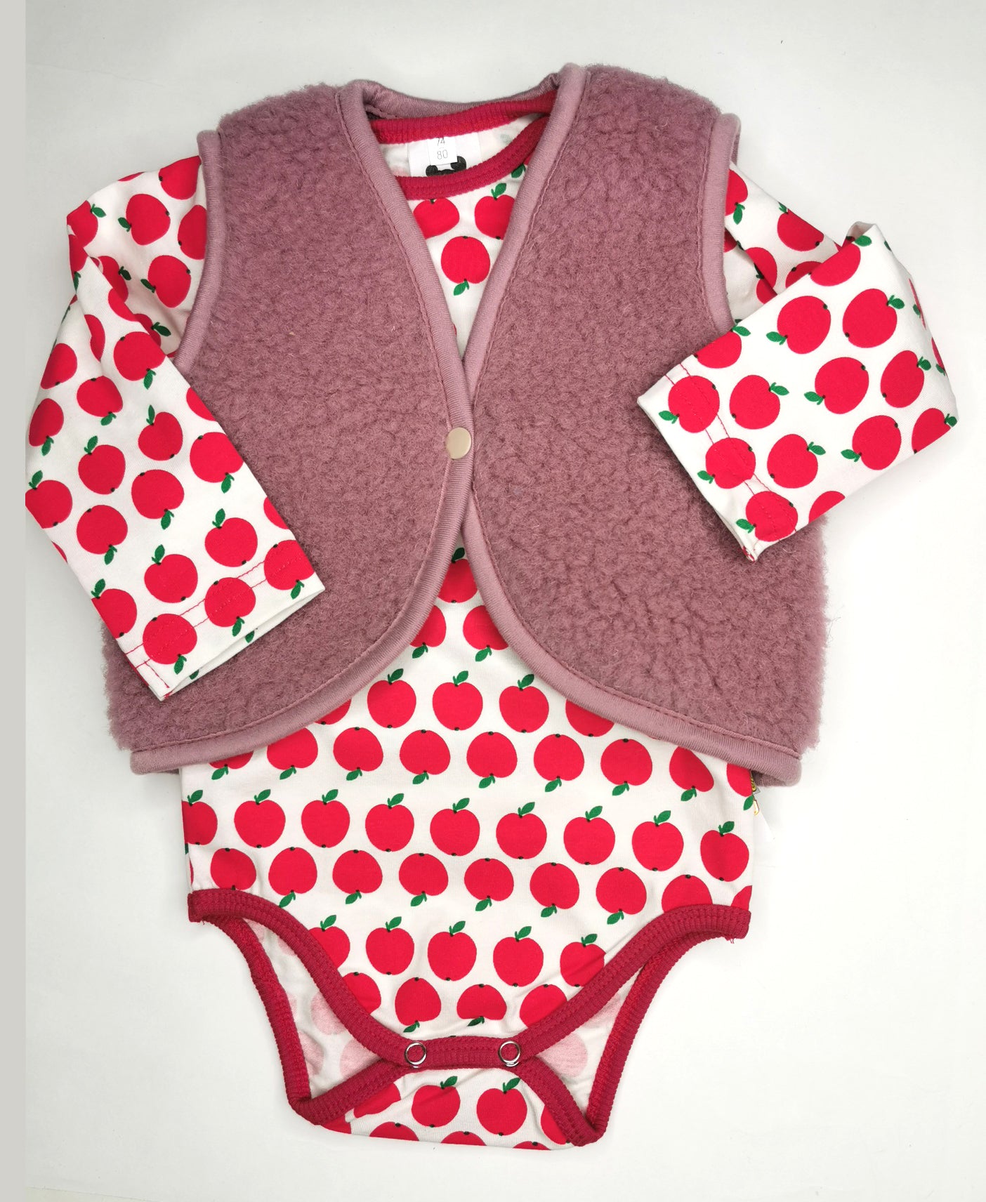 Kuschelige Baby Weste mit Druckknopf aus Wollflies in zartem rosa.