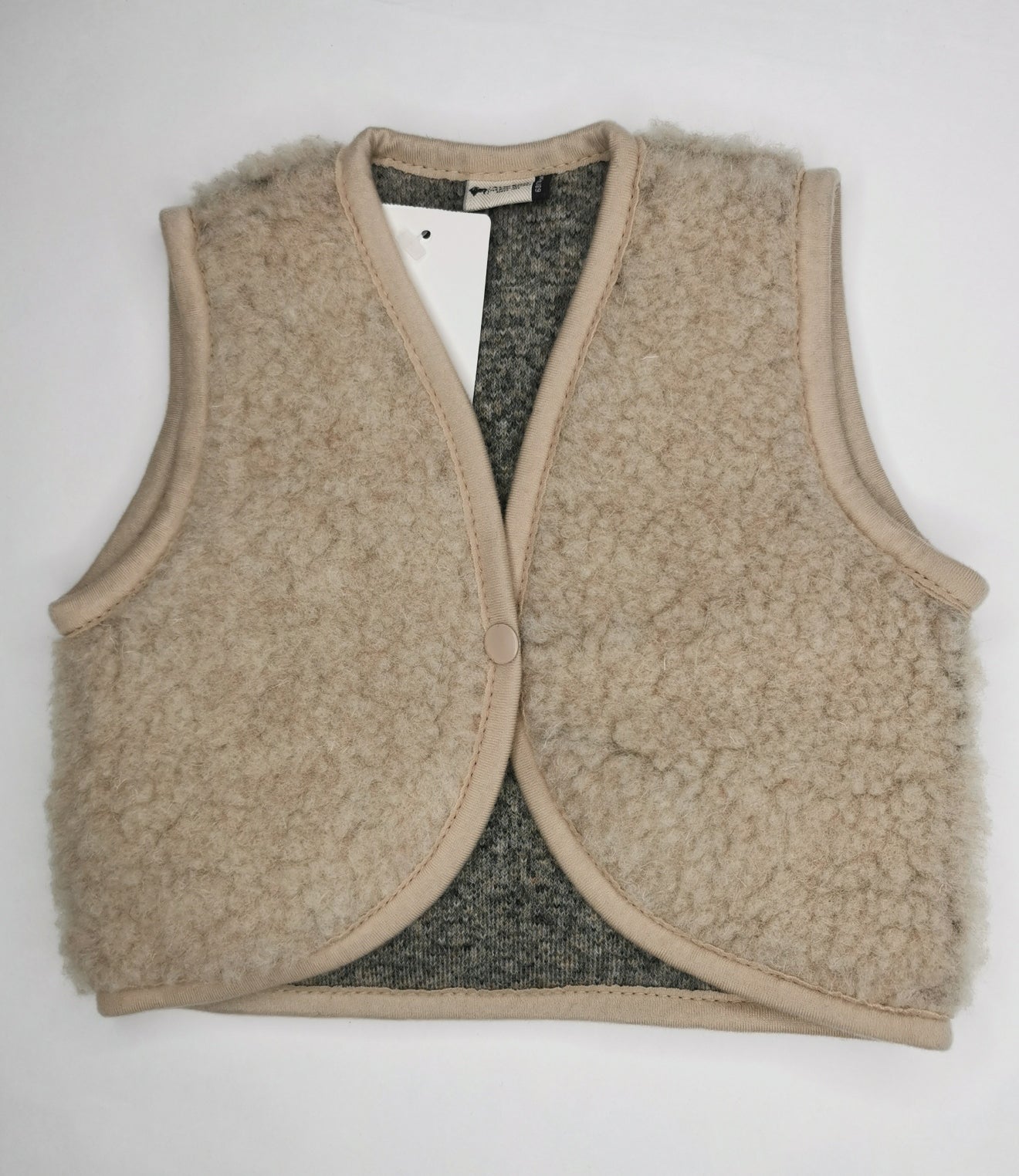 Kuschelige Baby Weste mit Druckknopf aus Wollflies in zartem beige.