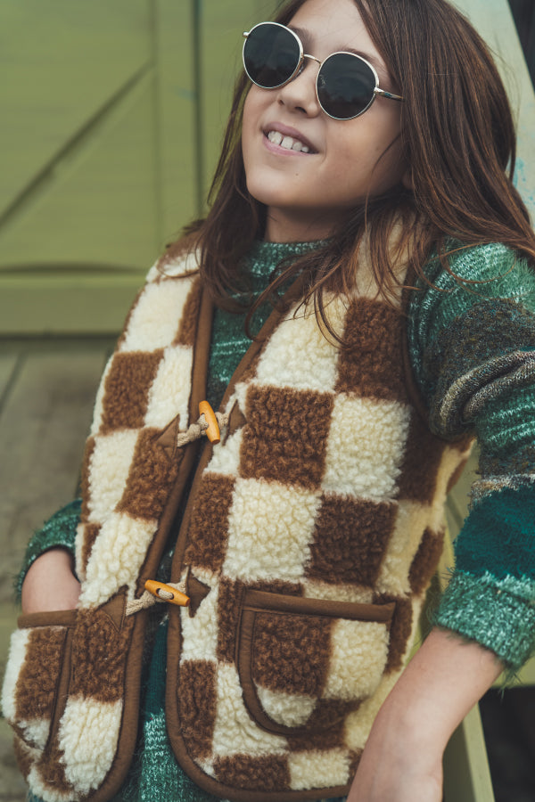 Weste aus weicher Wolle mit Karodruck im Teddyfleece in beige und braun.