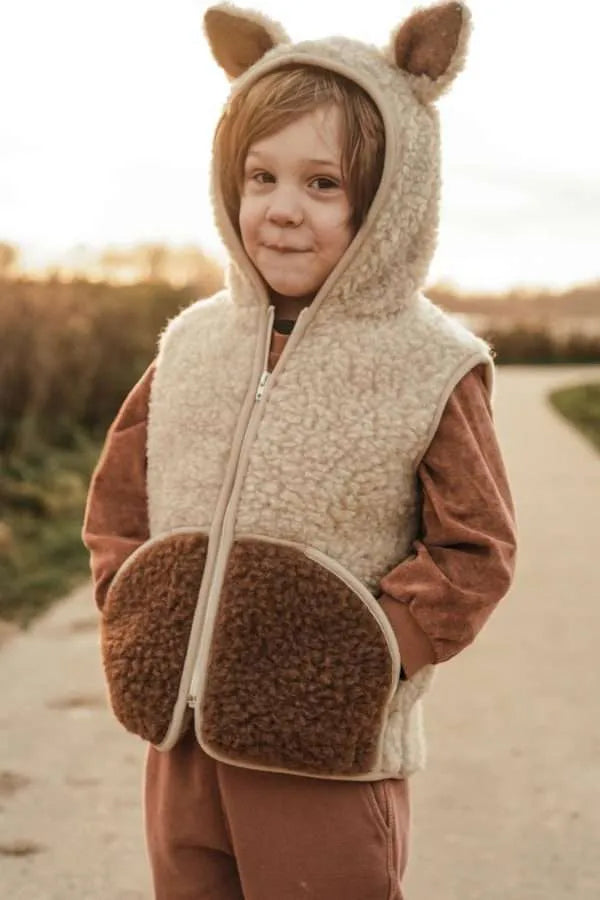 Wolle Bodywarmer Weste Ovi beige mit Öhrchenkapuze von We Are Wovens