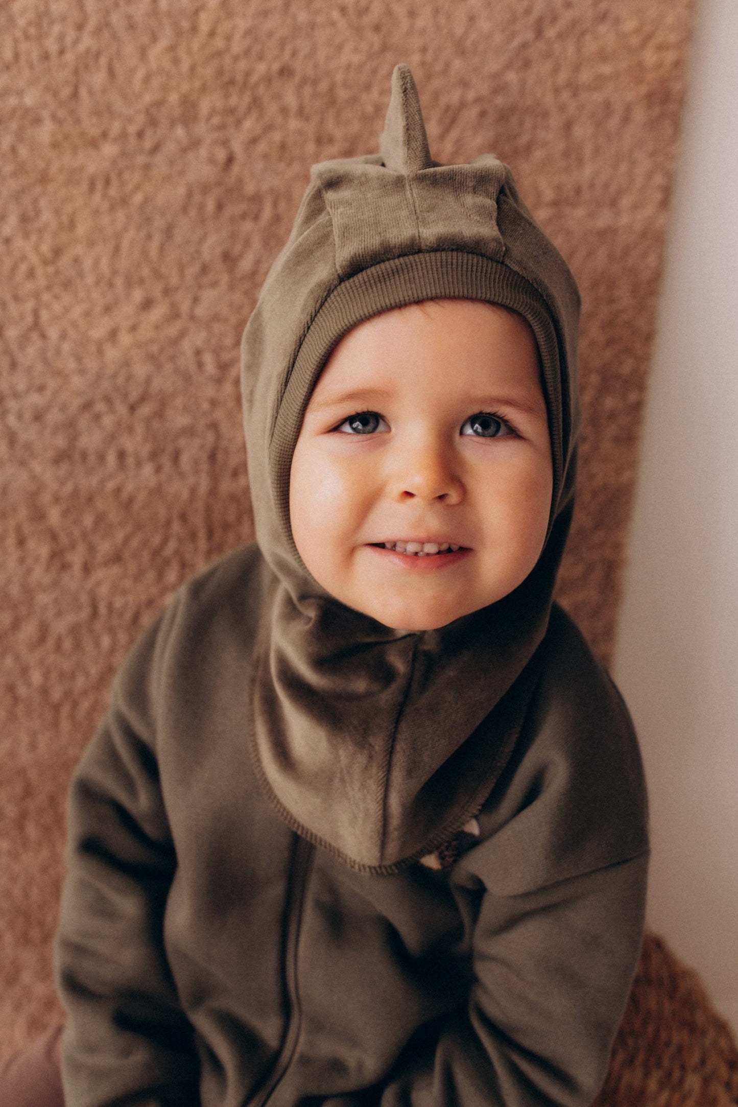 Balaclava Mütze aus Baumwollvlies mit weichem Merino Innenstoff Dino Style von Wooly Organic