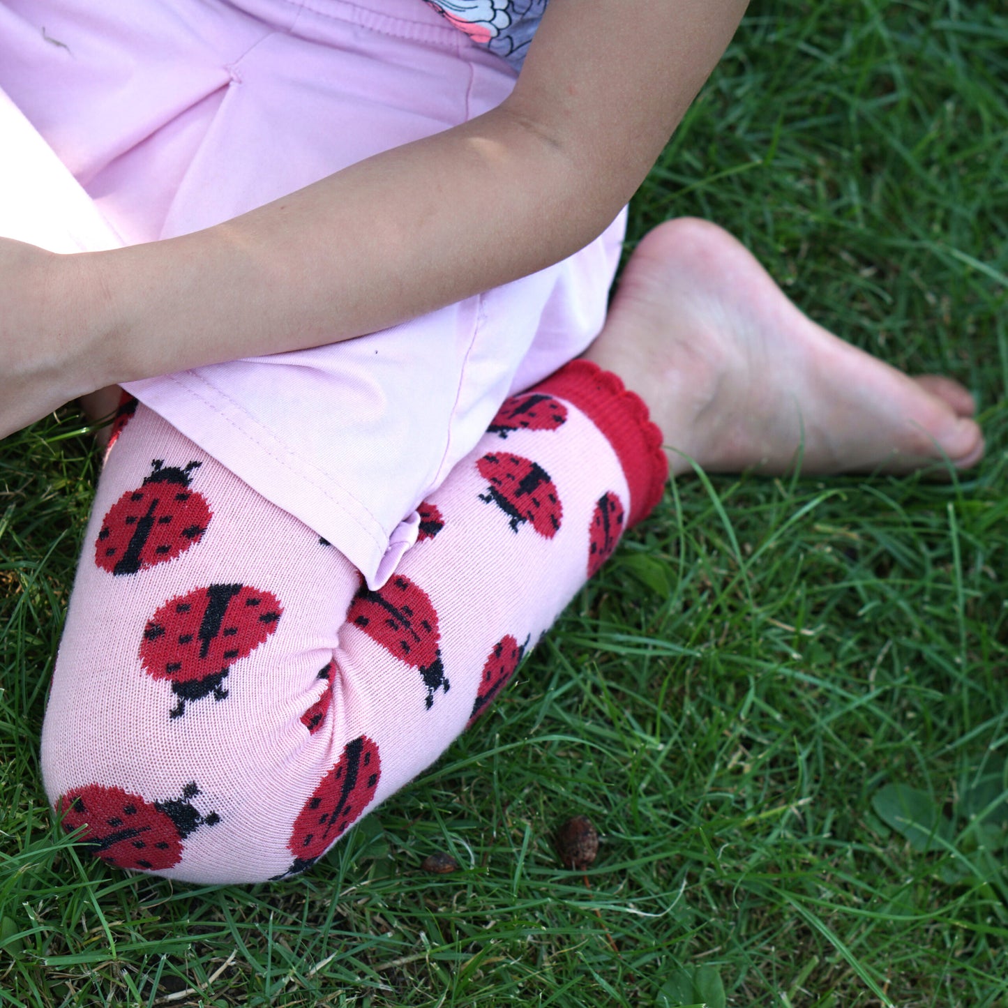 Süsse Leggins aus Biobaumwolle in ros, rot und schwarz mit Marienkäfern und unkten.