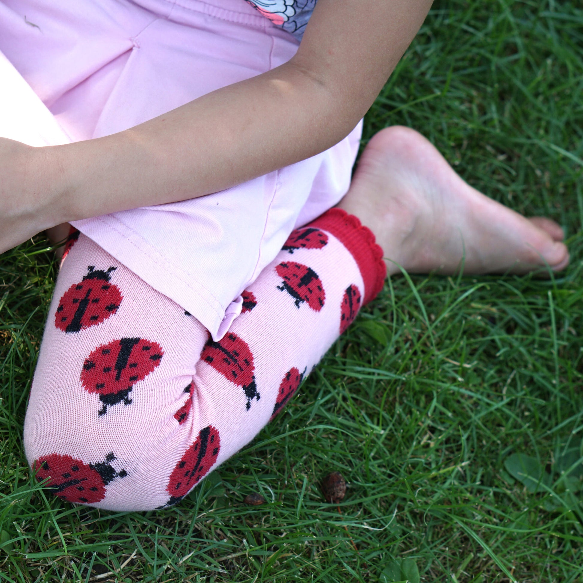 Süsse Leggins aus Biobaumwolle in ros, rot und schwarz mit Marienkäfern und unkten.