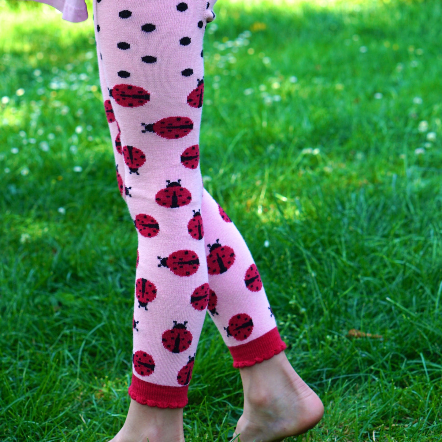 Süsse Leggins aus Biobaumwolle in ros, rot und schwarz mit Marienkäfern und unkten.
