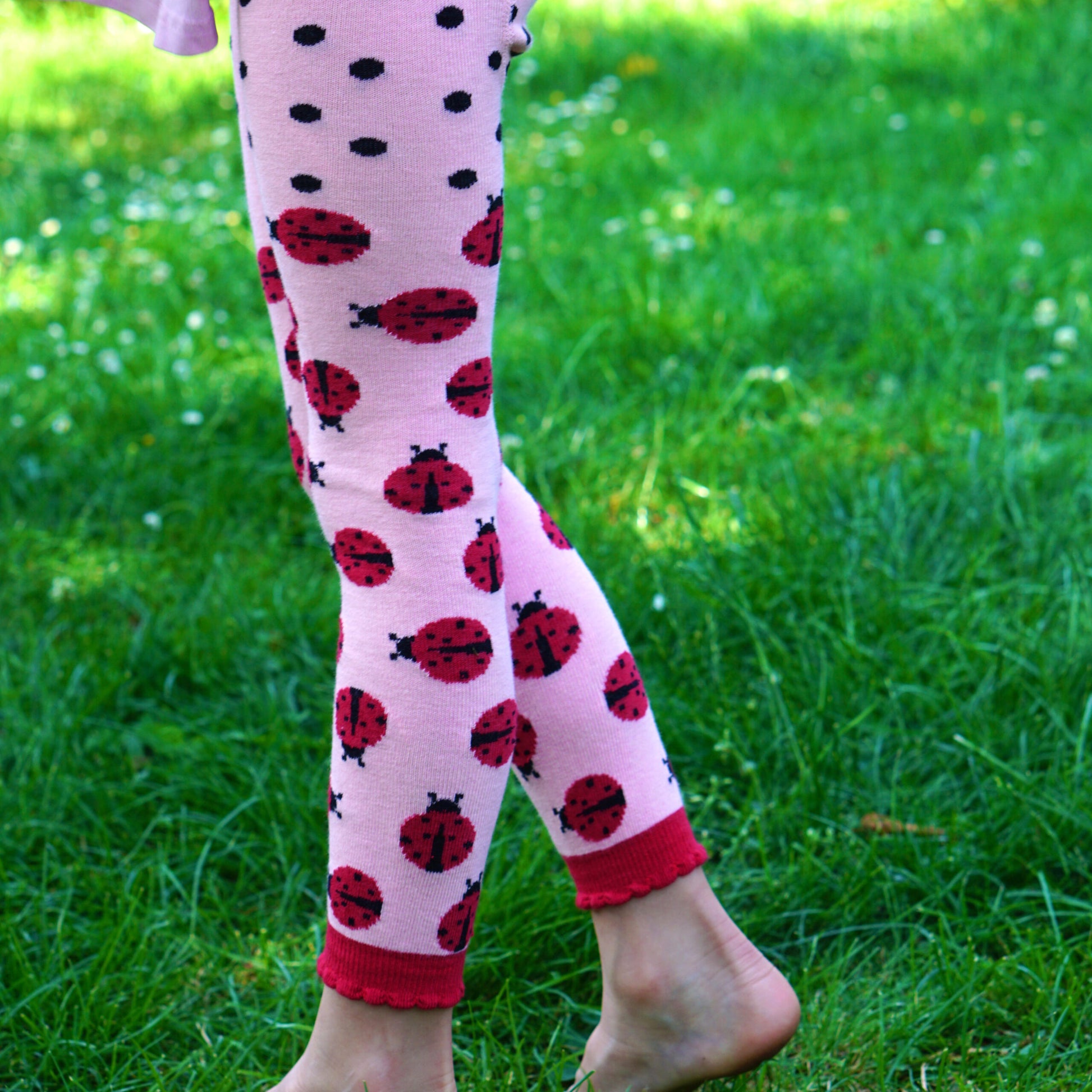 Süsse Leggins aus Biobaumwolle in ros, rot und schwarz mit Marienkäfern und unkten.
