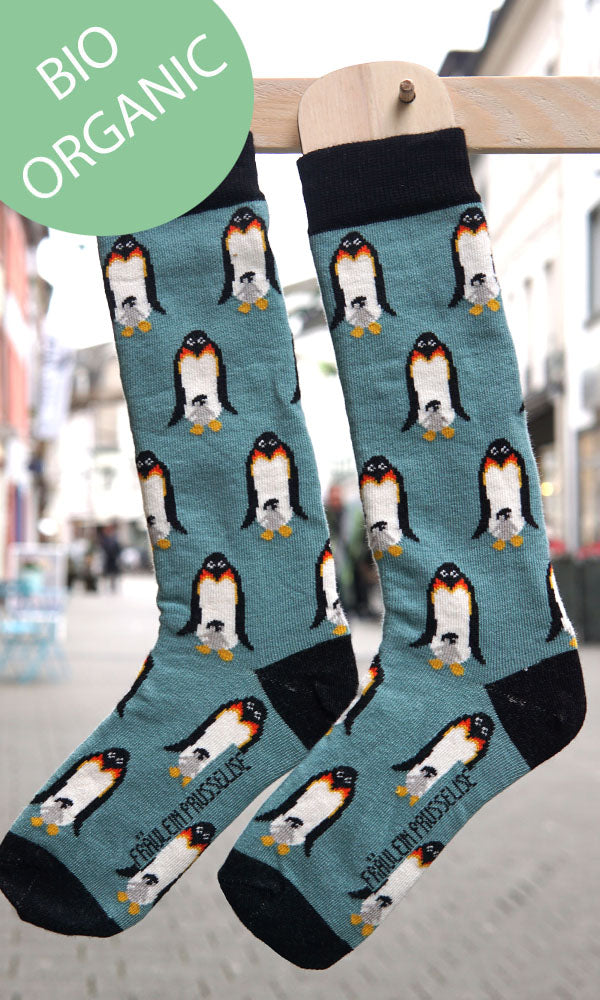 Knestrümpfe aus Biobaumwolle mit lustigen kleinen Pinguinen in schwarz und hellblau.