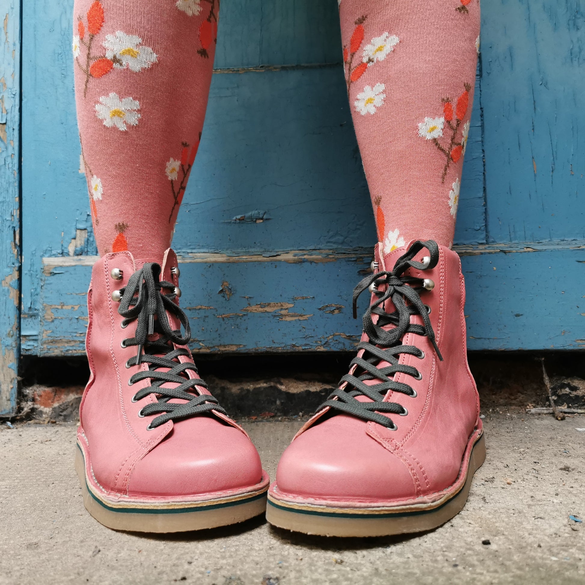 Tragefoto von den Prusselise Damenkniestruempfen mit schoenem Hagebuttemuster in rosa und orange.